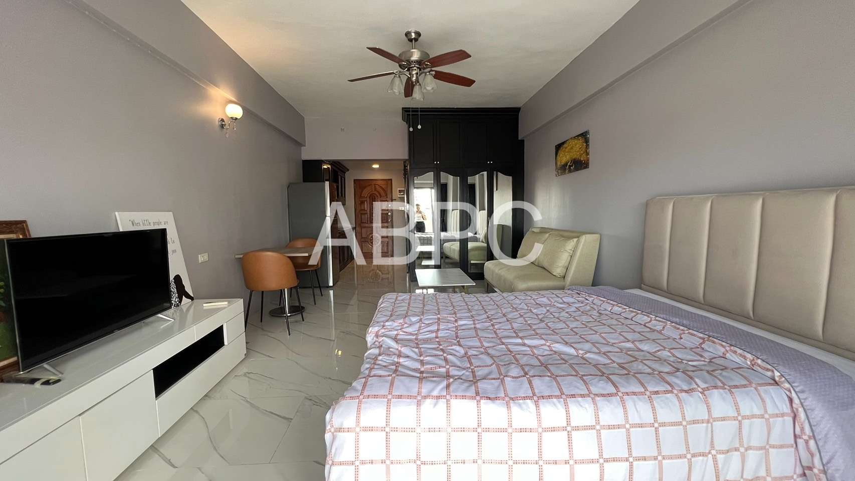 Newly Renovated Studio In Popular Central Pattaya Condominium photo 5