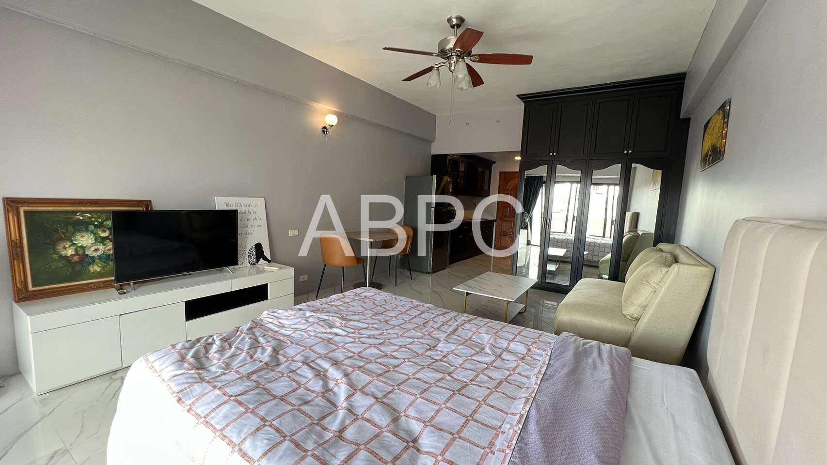 Newly Renovated Studio In Popular Central Pattaya Condominium photo 7