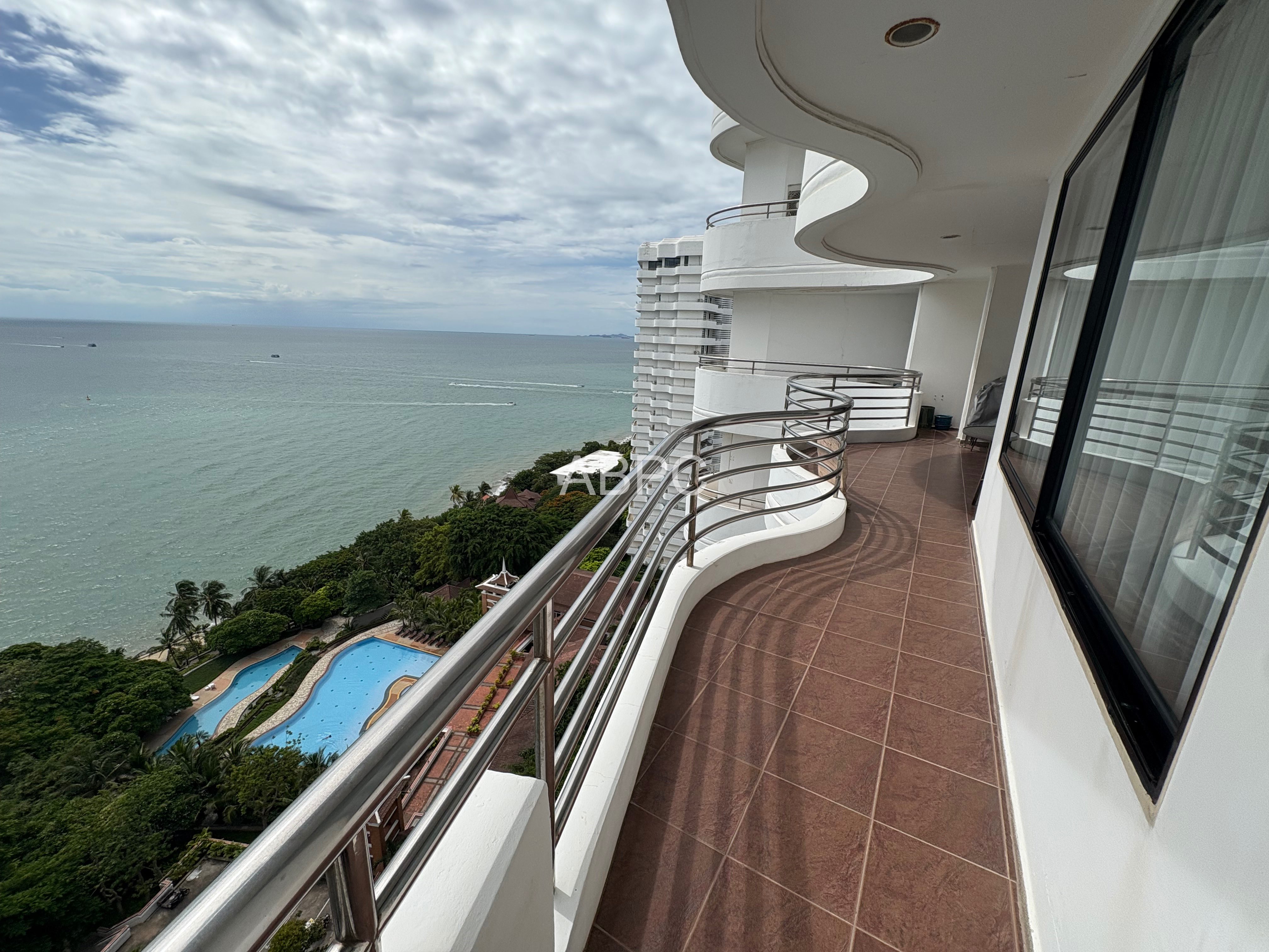 Royal Cliff Garden stunning large 2 bed photo 16