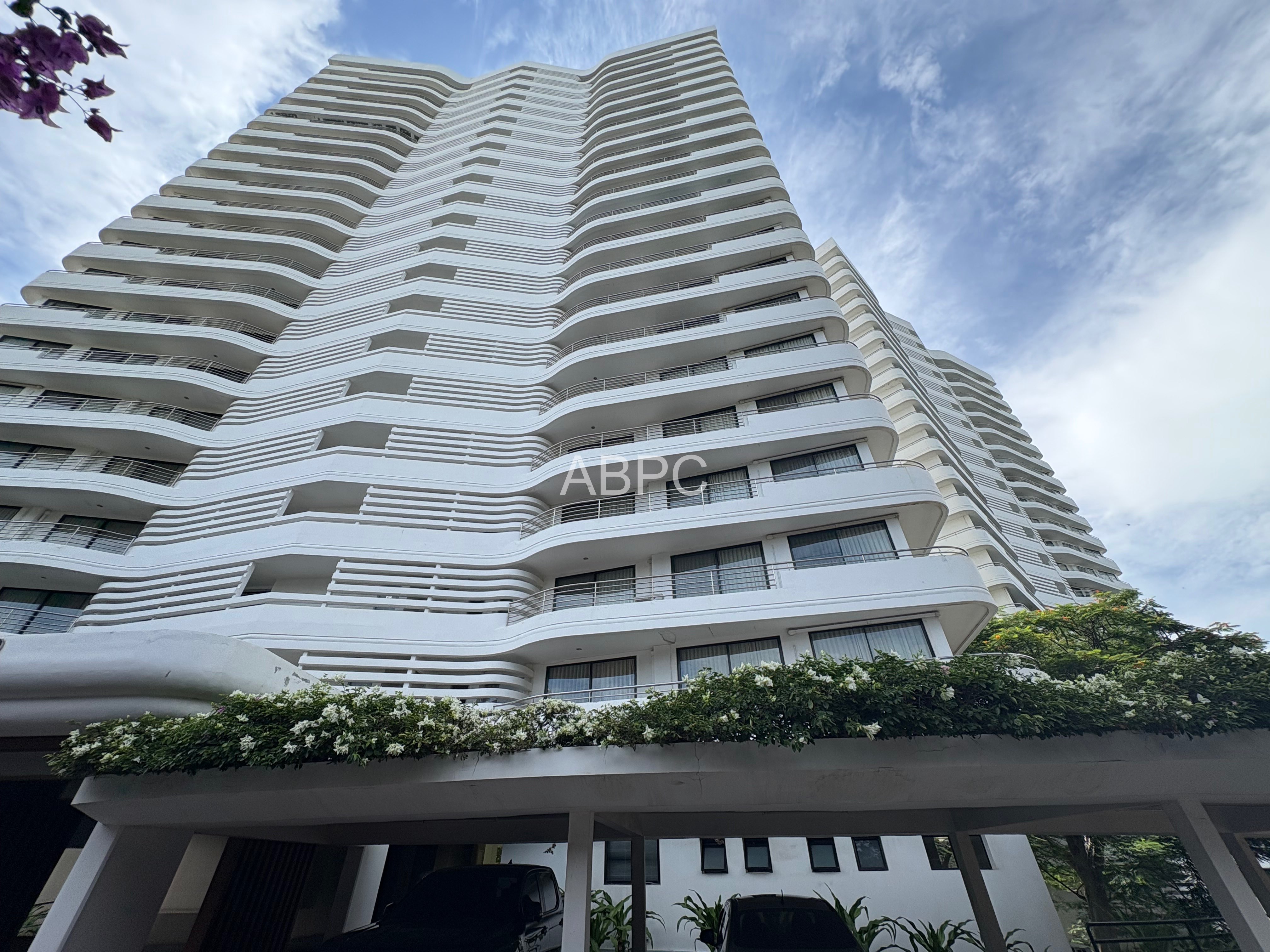 Royal Cliff Garden stunning large 2 bed photo 3