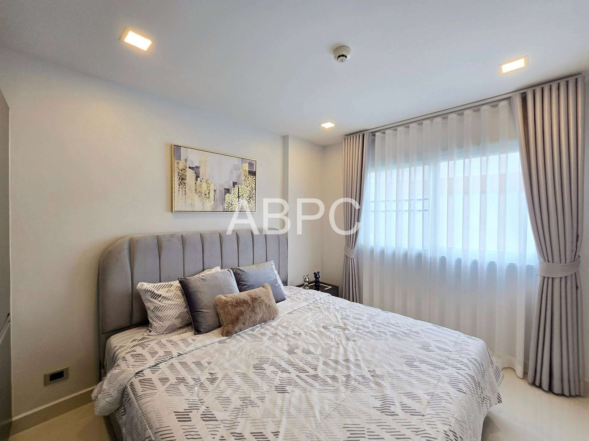 Newly Renovated One bedroom For Sale photo 13