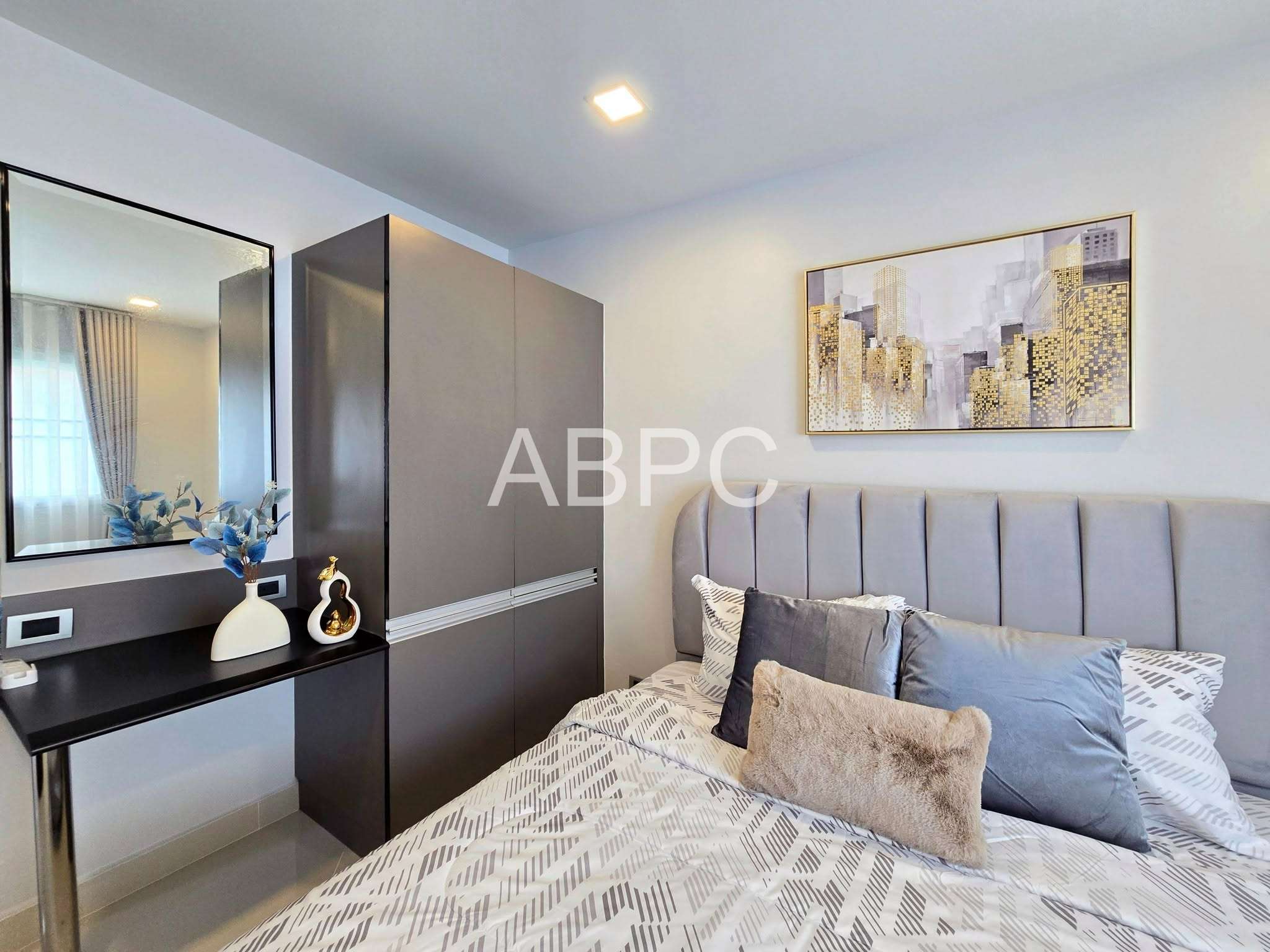 Newly Renovated One bedroom For Sale photo 15