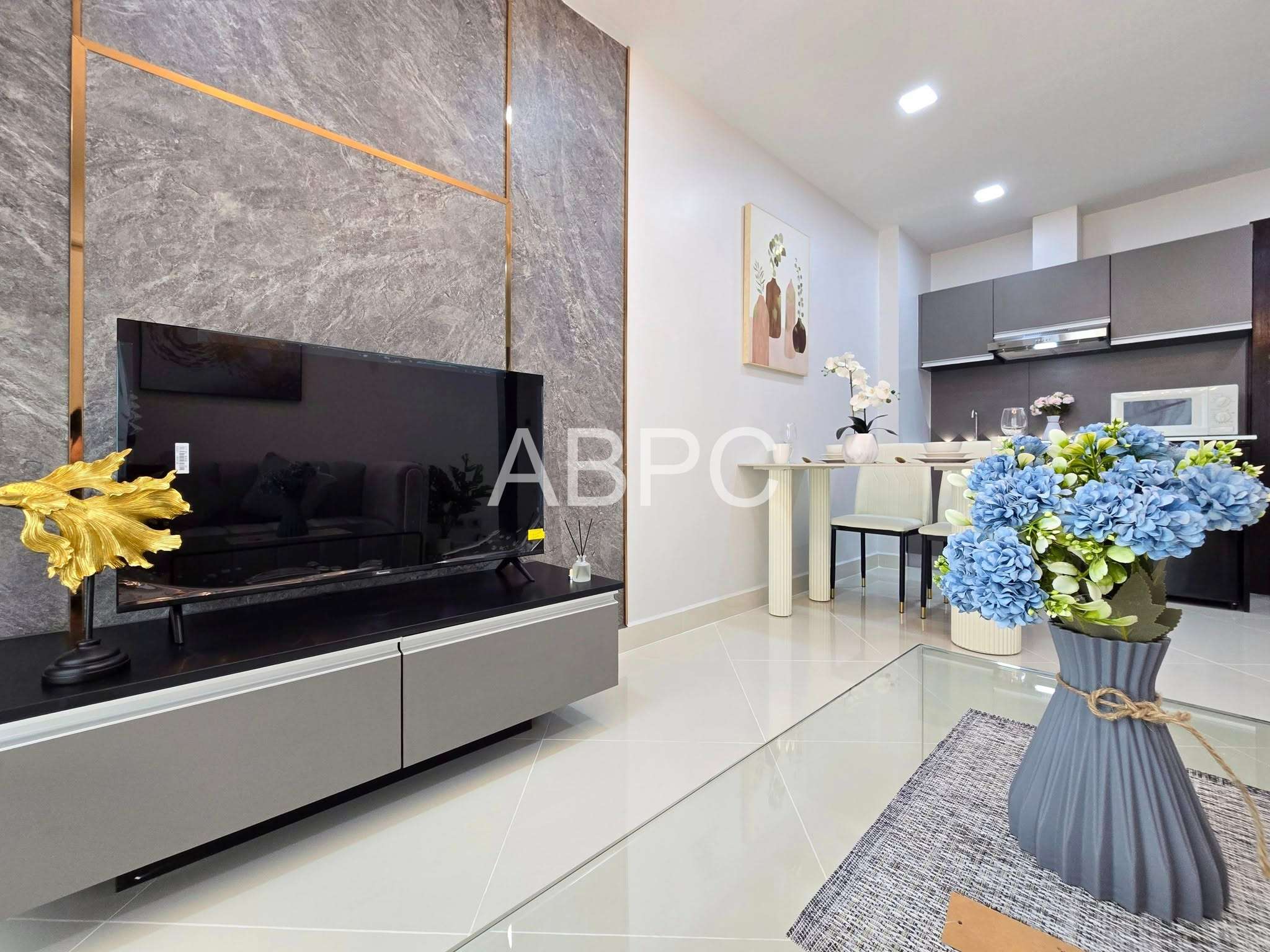 Newly Renovated One bedroom For Sale photo 5