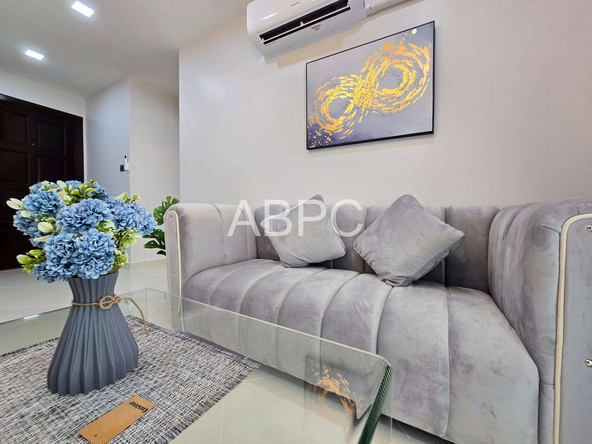 Newly Renovated One bedroom For Sale photo 6