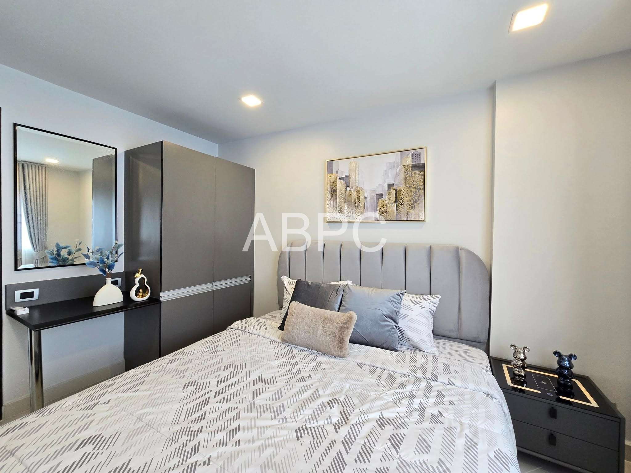 Newly Renovated One bedroom For Sale photo 8