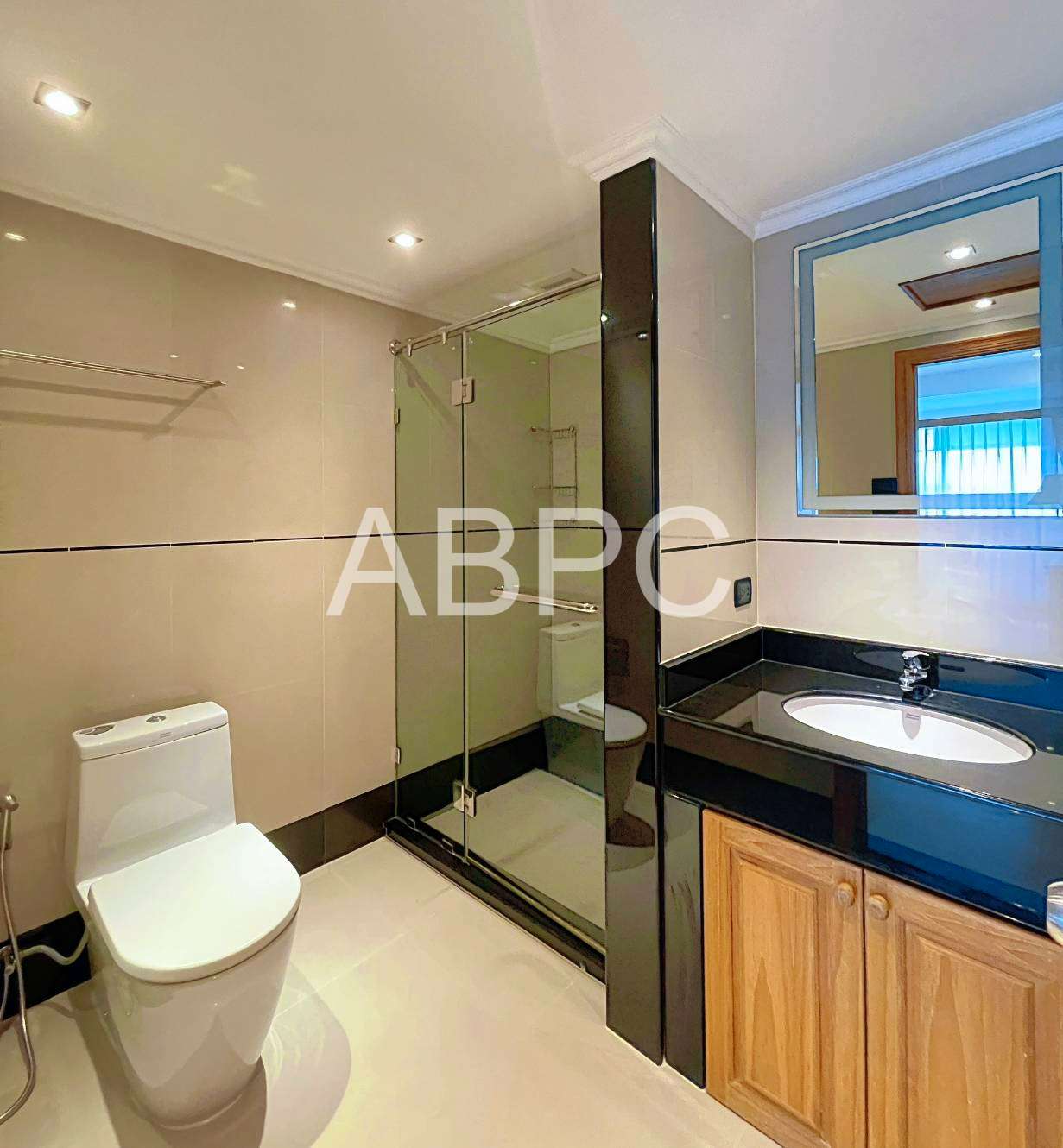 Elegant Seaview Condo with Classic Charm photo 2