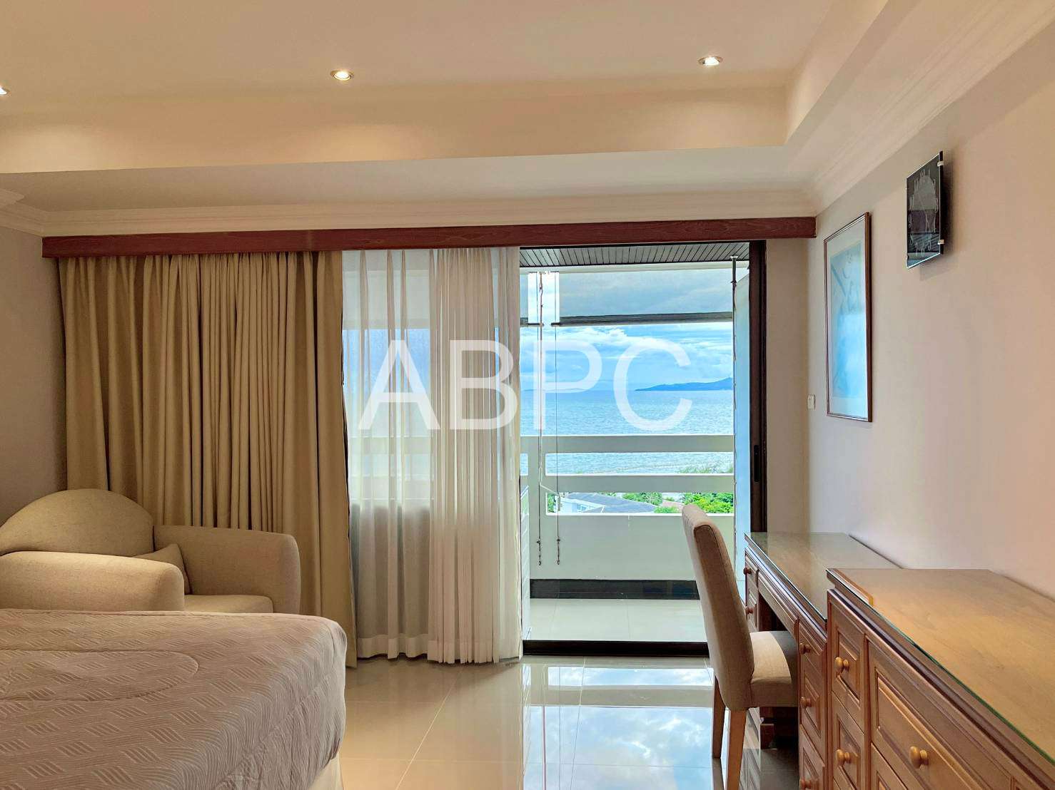 Elegant Seaview Condo with Classic Charm photo 8
