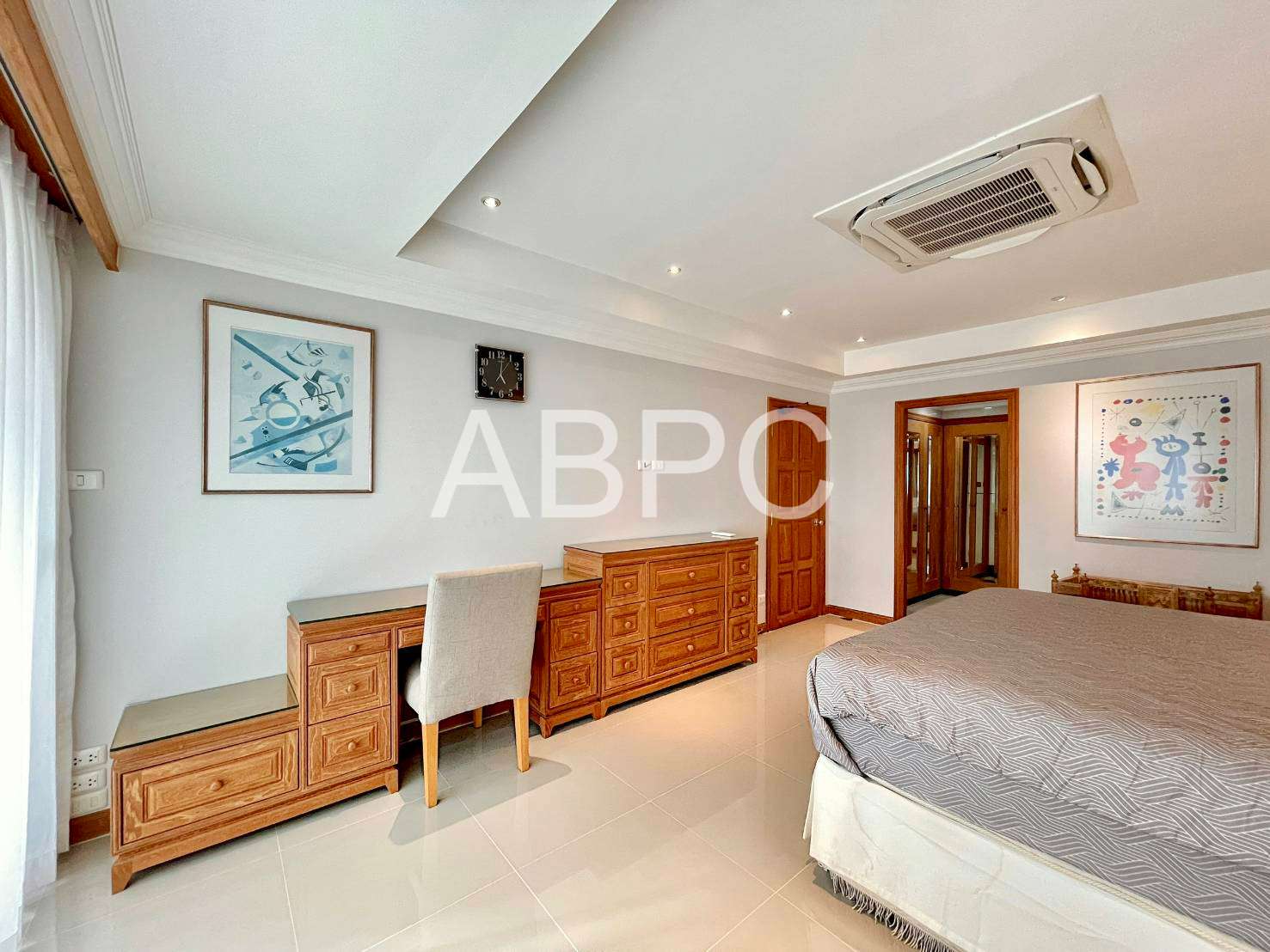 Elegant Seaview Condo with Classic Charm photo 9