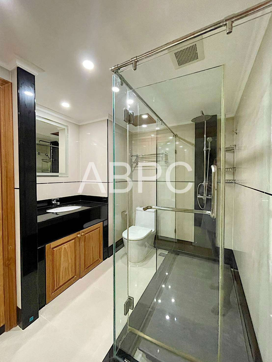 Elegant Seaview Condo with Classic Charm photo 5