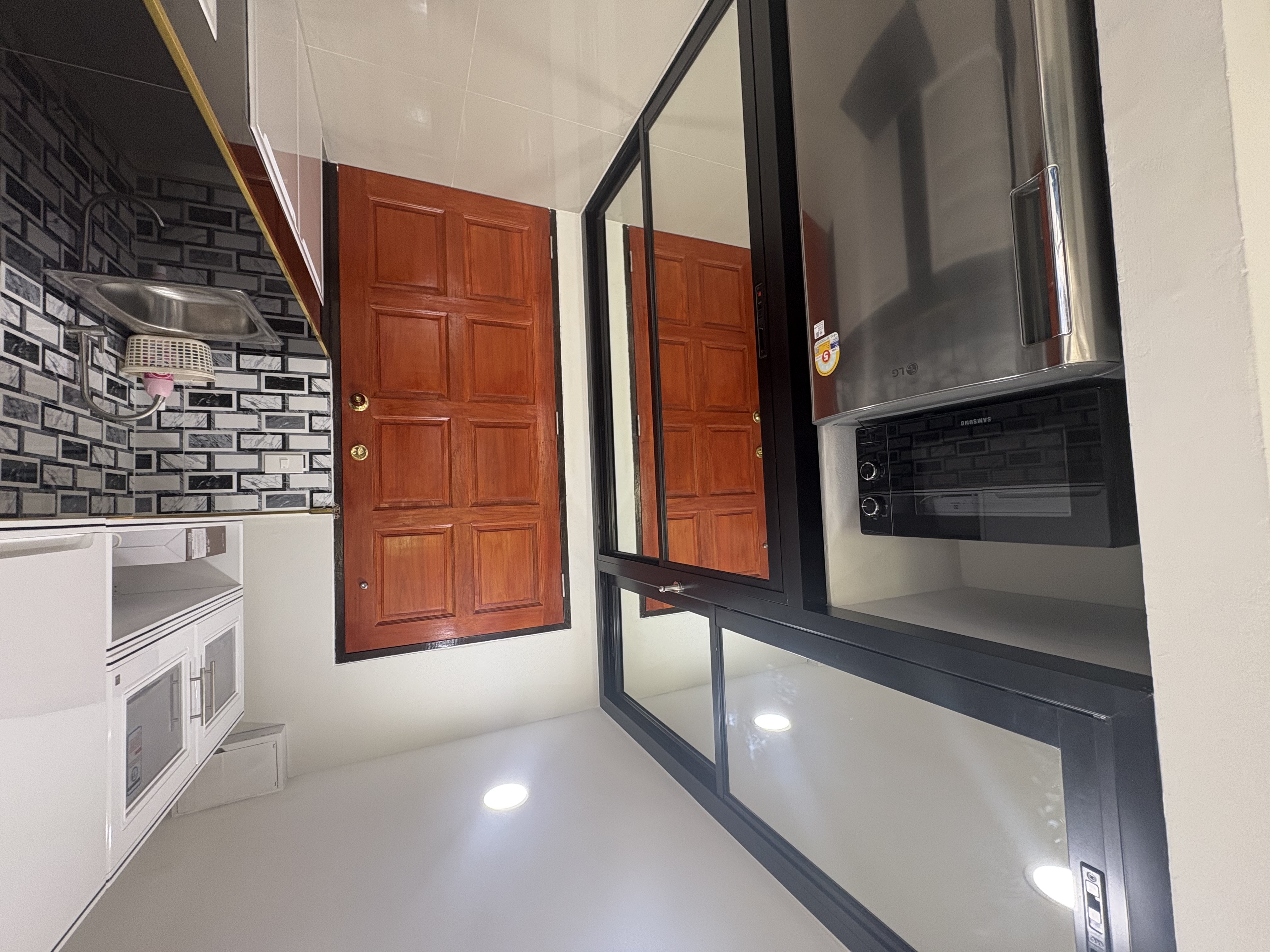 Diana estates stunning studio photo 3