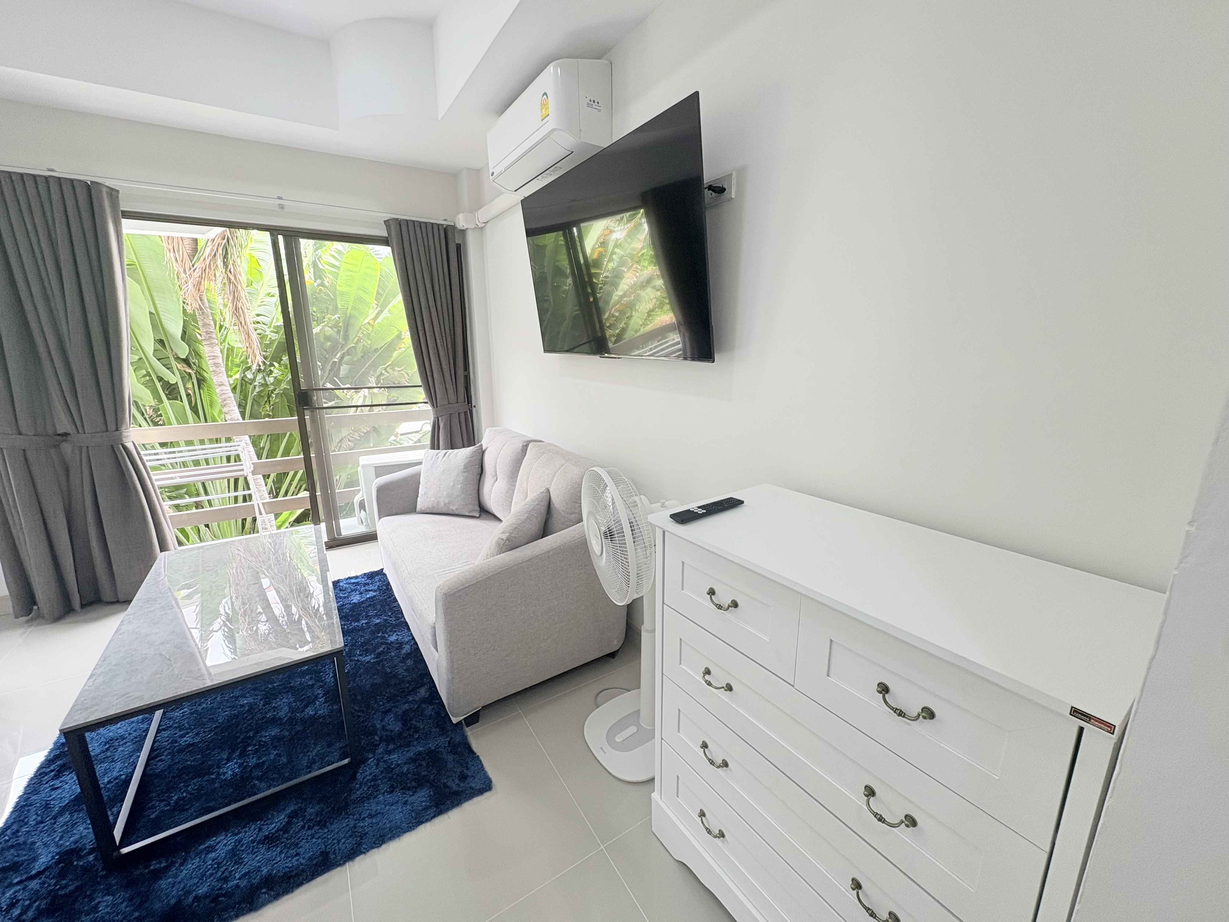 Diana estates stunning studio photo 4