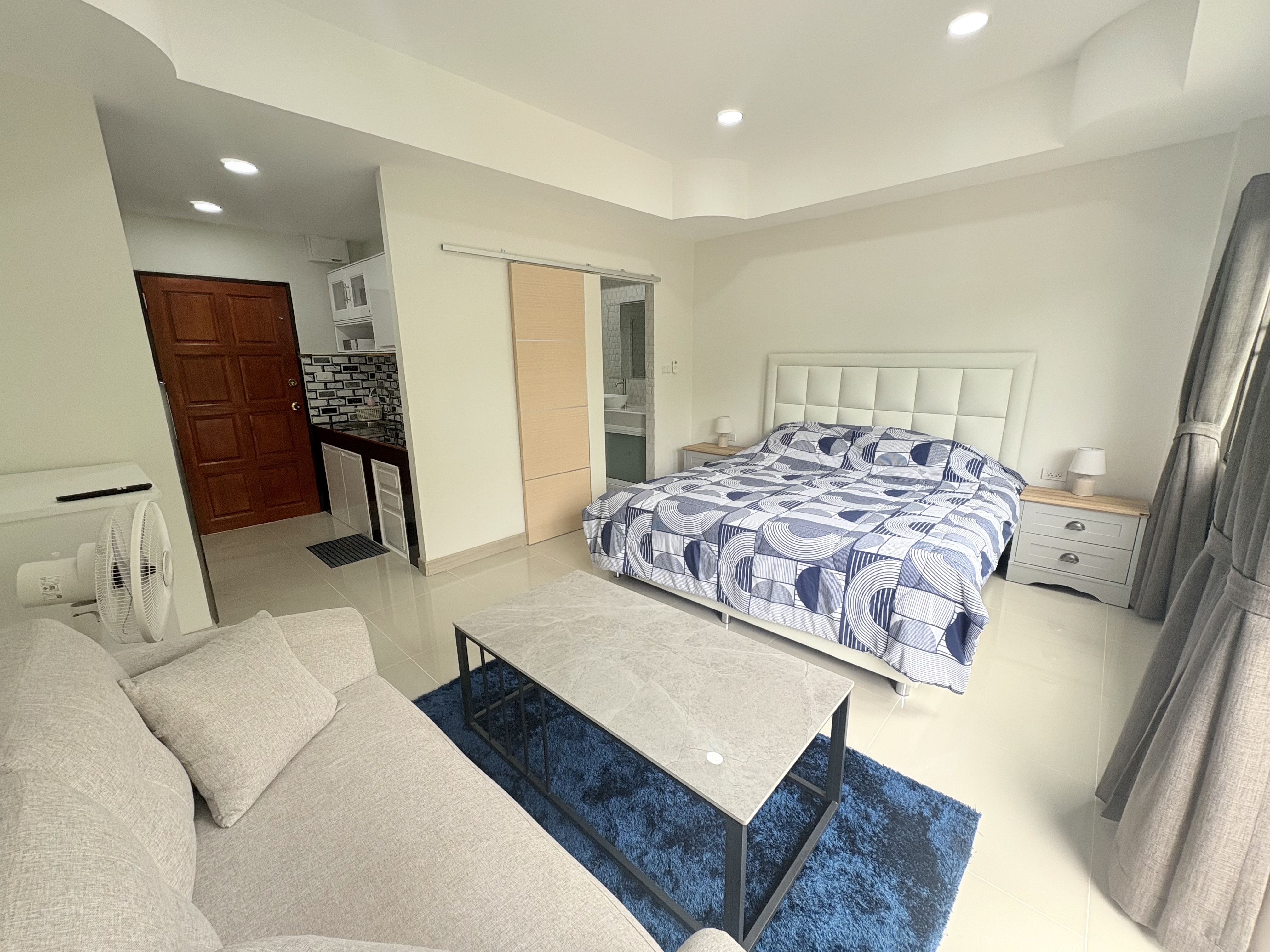 Diana estates stunning studio photo 5
