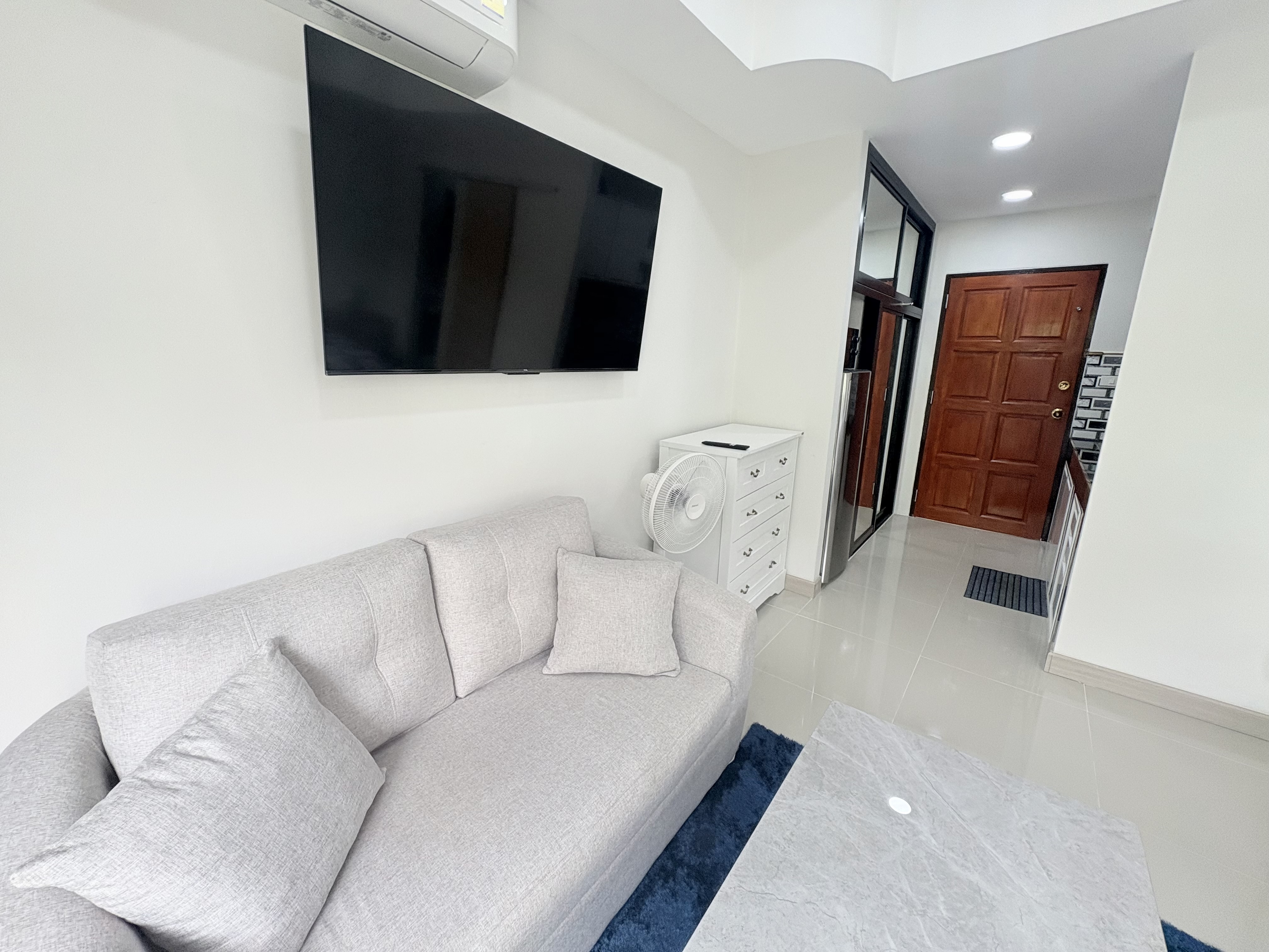 Diana estates stunning studio photo 8