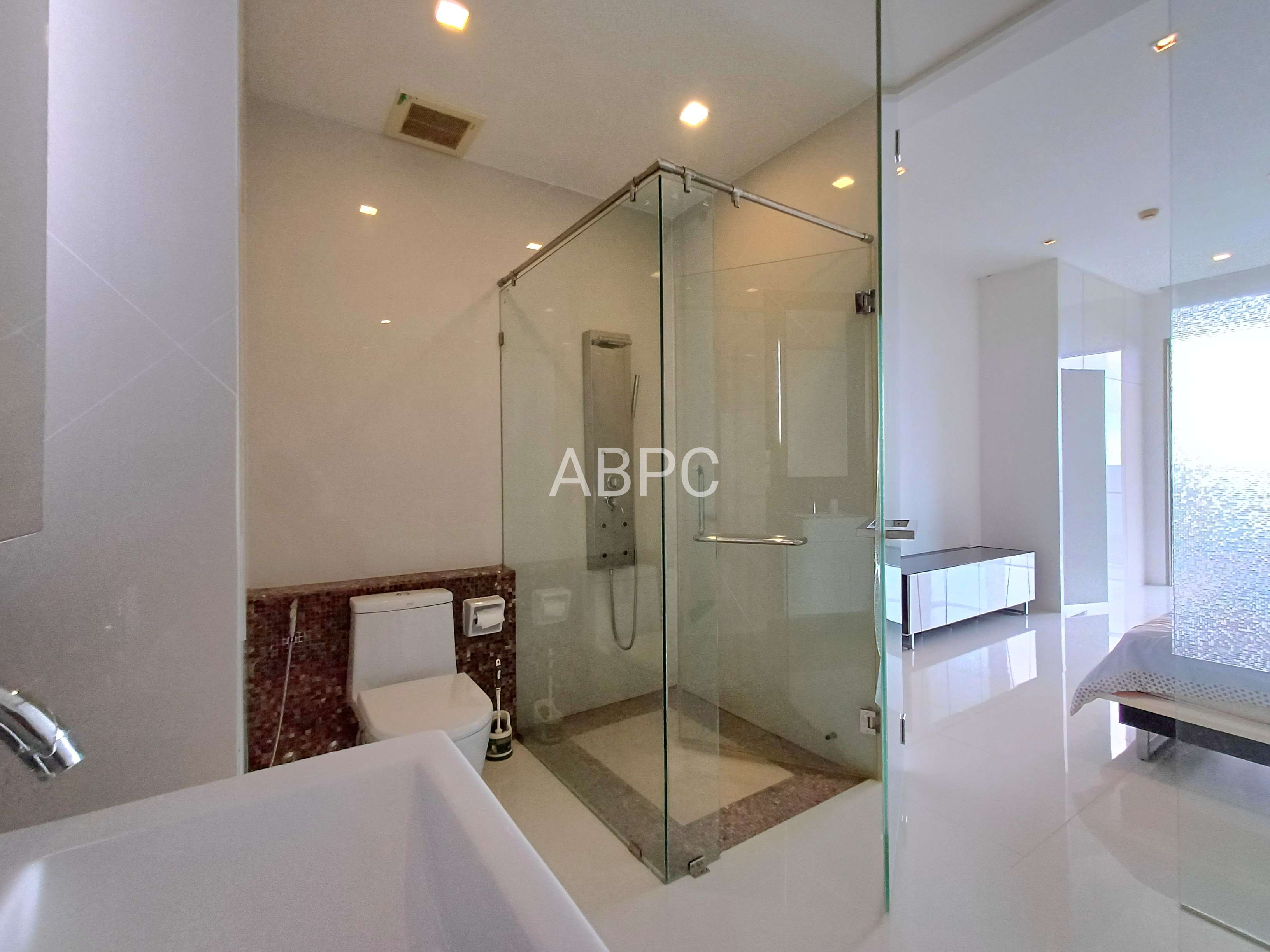 Specious 3 Bedrooms 2 Bathroom with a Sea View in Wongamat for Rent photo 13