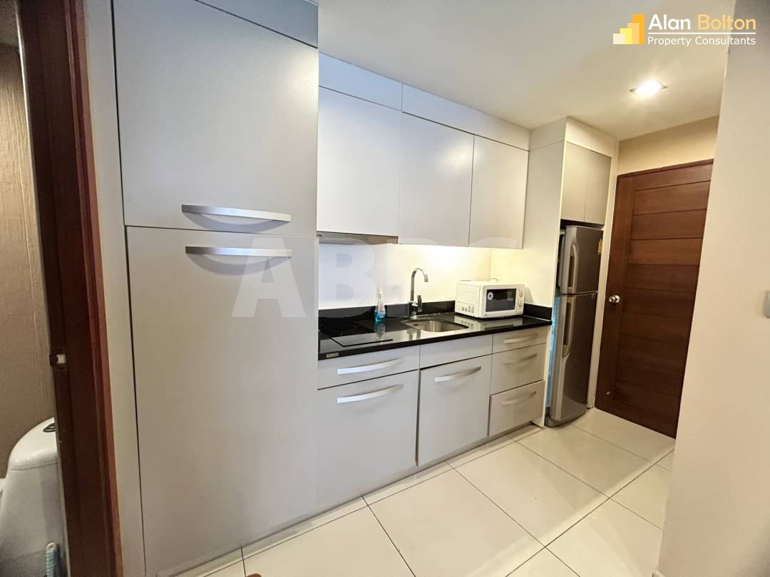 Cheap Large Studio For Sale in Pratumnak photo 4