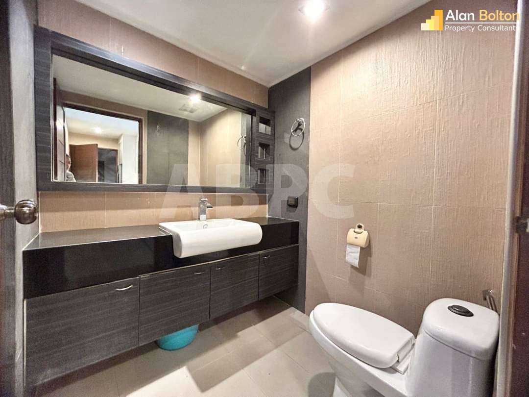 Cheap Large Studio For Sale in Pratumnak photo 6
