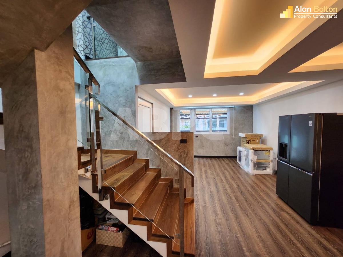 Renovated 3 story 2 Bedroom 4 bathroom House for Sale in Pratumnak