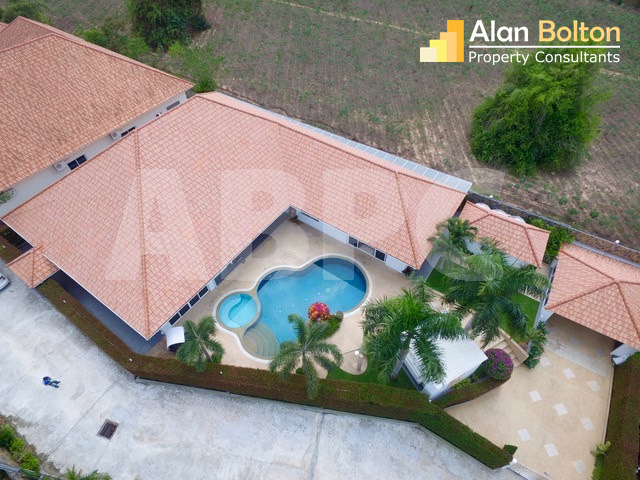 4 Bed 4 Bath Villa in East Pattaya