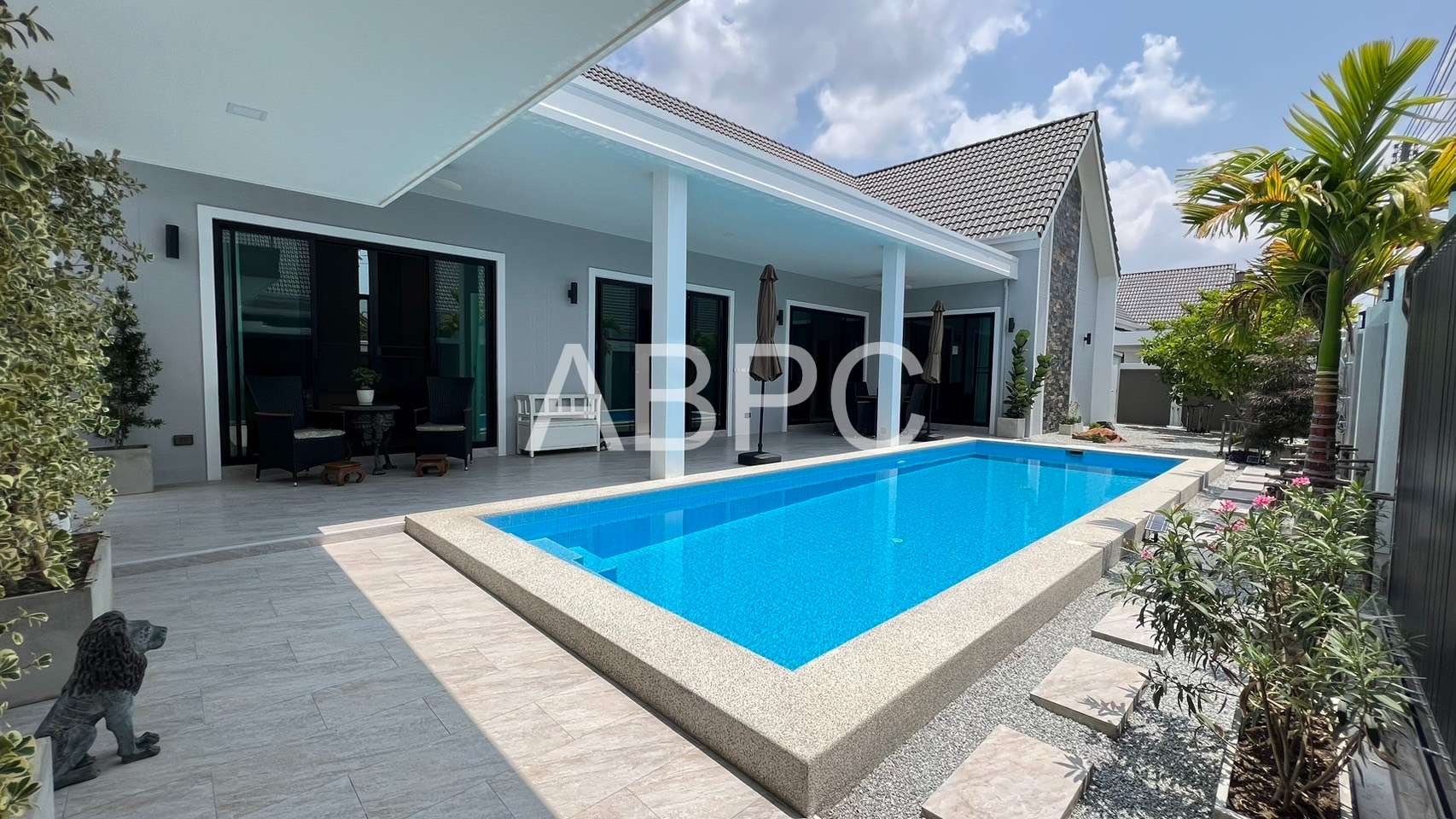 Modern 3 Bedroom 4 Bathroom Pool Villa in East Pattaya
