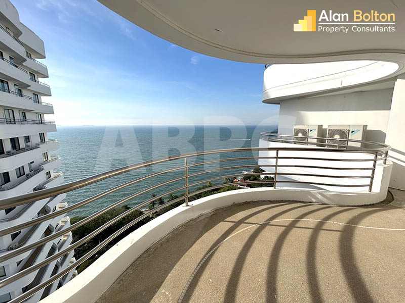 Ocean View 3 Bedroom Condo in Pratumnak - Royal Cliff Garden