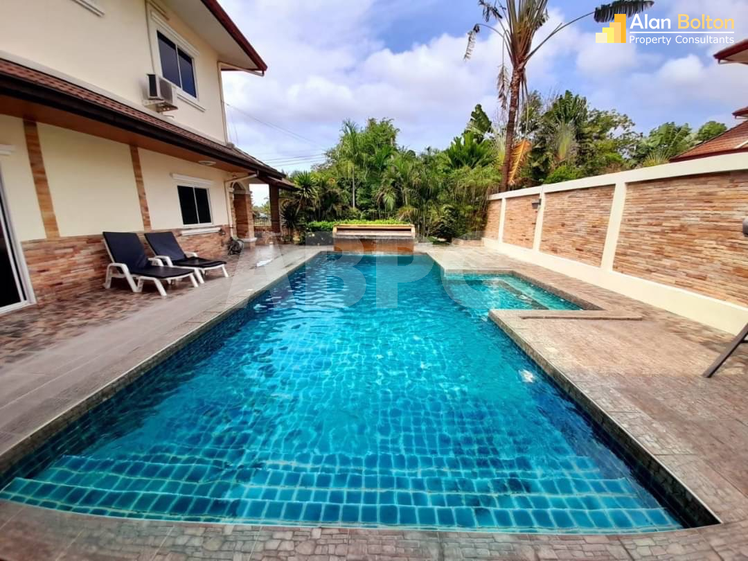 4 Bed 4 Bath Pool Villa in East Pattaya