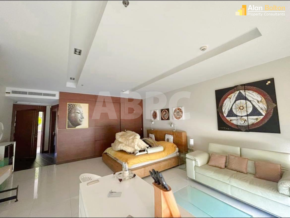 Large Beachfront Pool Access Luxury Studio Condo In Wongamat