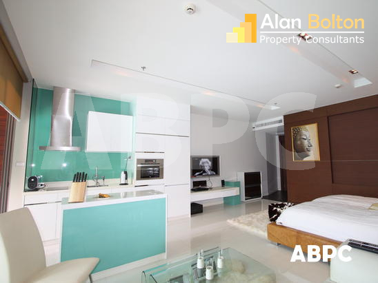 Large Beachfront Pool Access Luxury Studio Condo In Wongamat photo 4