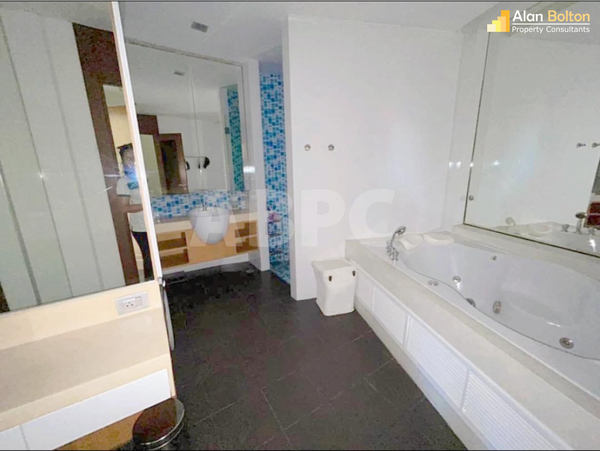 Large Beachfront Pool Access Luxury Studio Condo In Wongamat photo 6