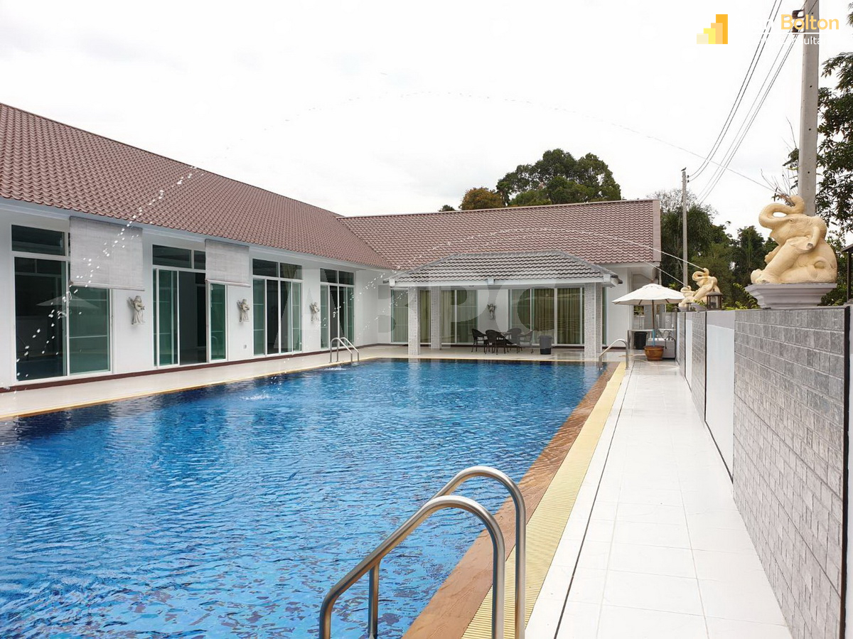 4 Bedrooms 4 Bathrooms in East Pattaya