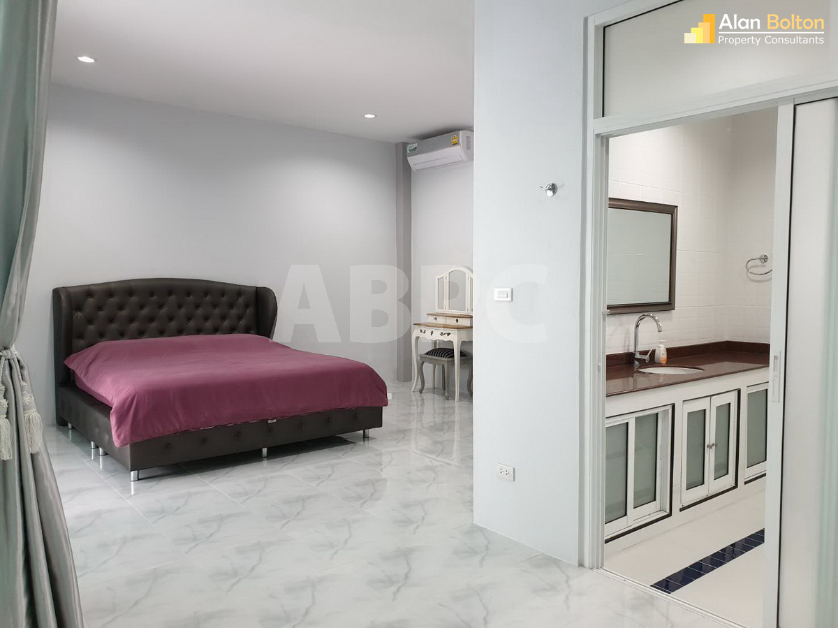 4 Bedrooms 4 Bathrooms in East Pattaya photo 16