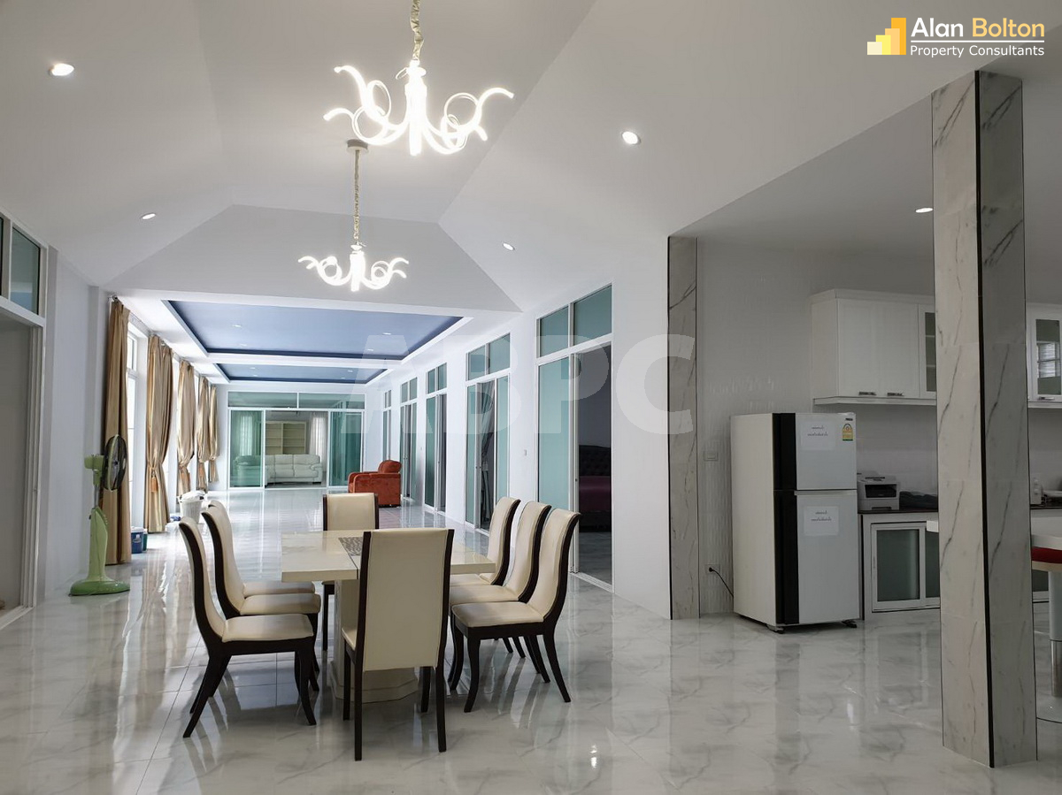 4 Bedrooms 4 Bathrooms in East Pattaya photo 17