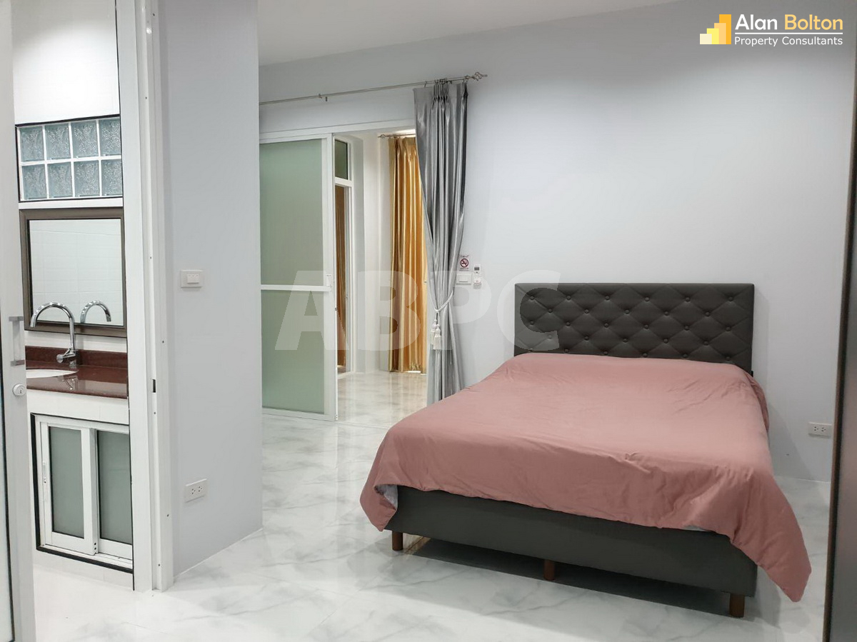 4 Bedrooms 4 Bathrooms in East Pattaya photo 7