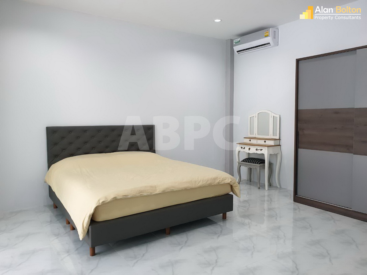 4 Bedrooms 4 Bathrooms in East Pattaya photo 8