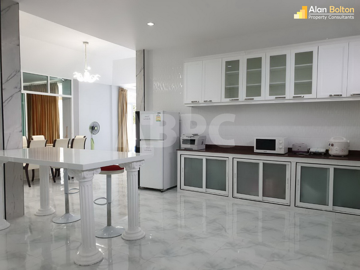 4 Bedrooms 4 Bathrooms in East Pattaya photo 9
