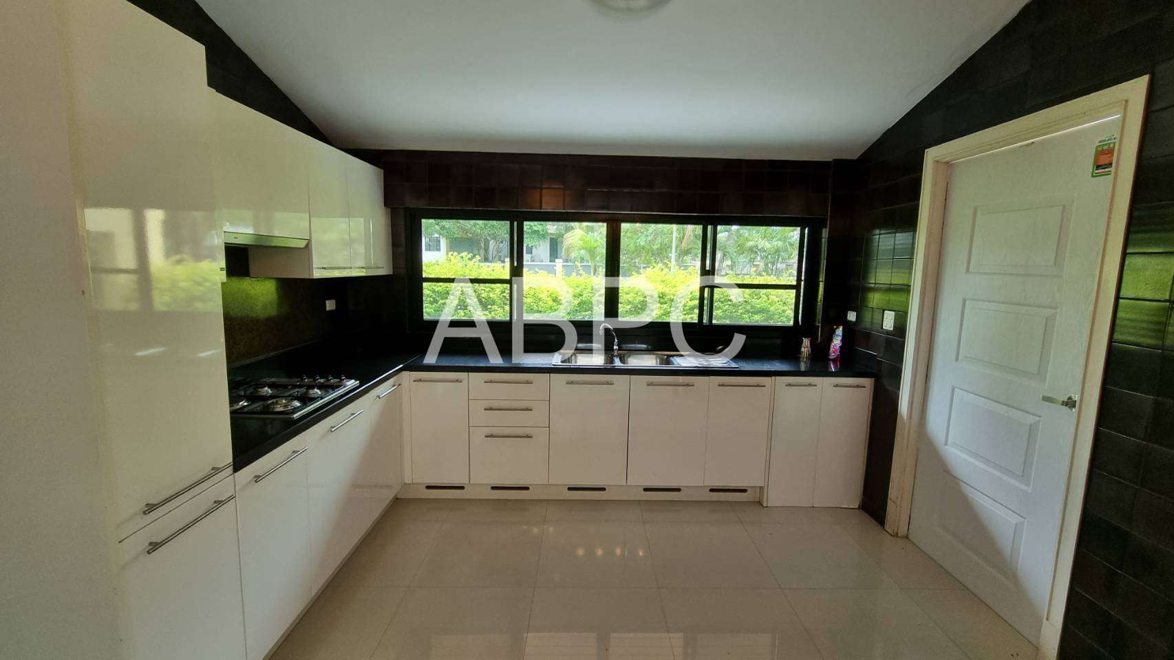 3 Bedroom 3 Bathroom in East Pattaya photo 2