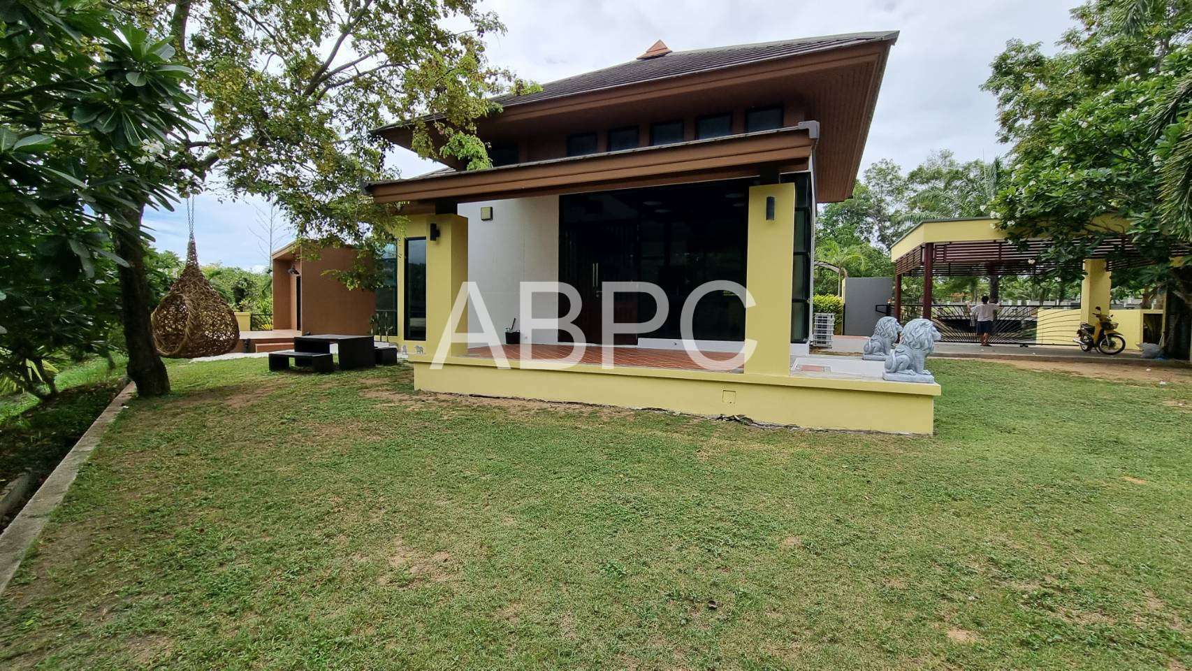 3 Bedroom 3 Bathroom in East Pattaya photo 6