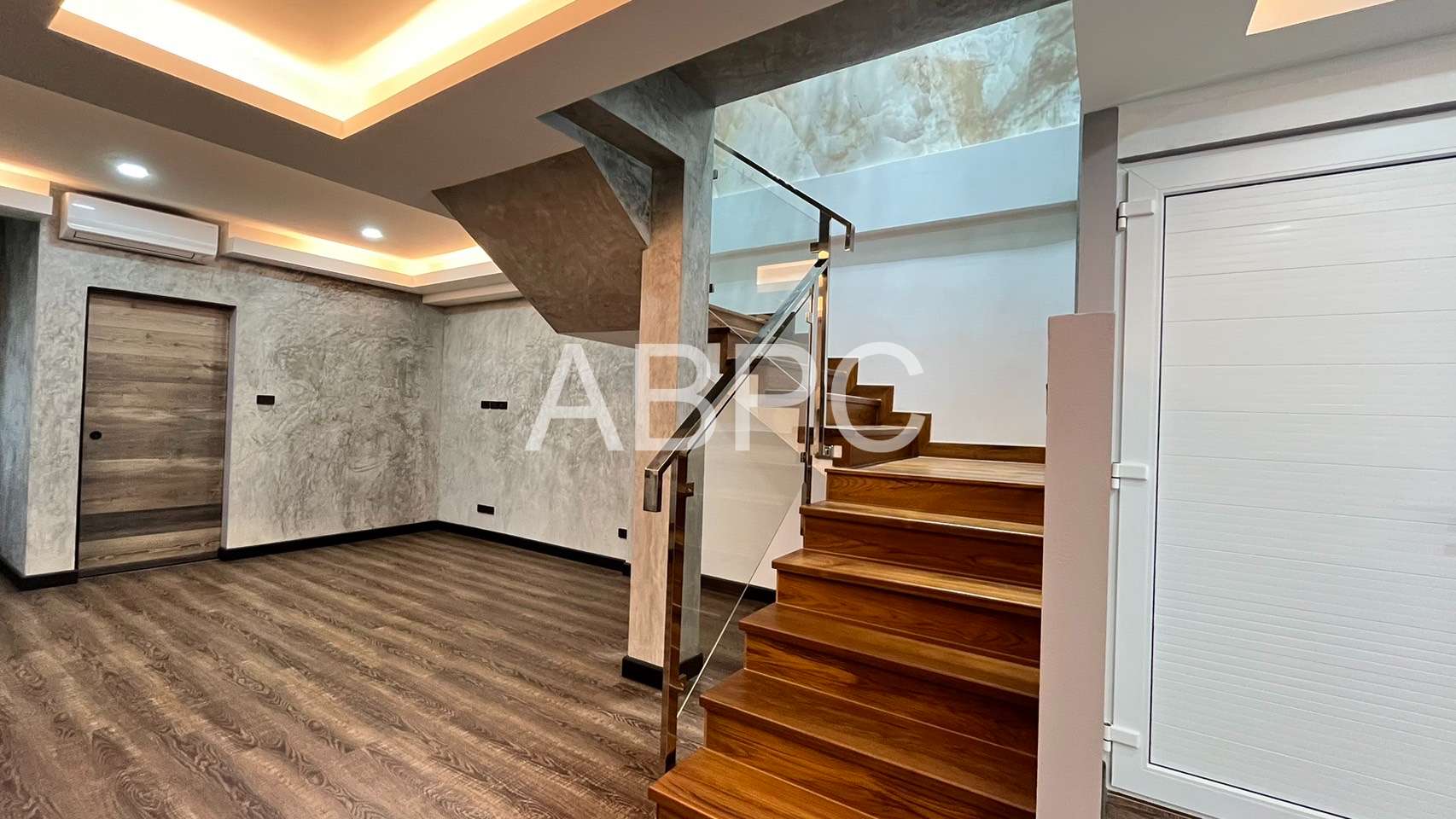 Renovated 3 story 2 Bedroom 4 bathroom House for Sale in Pratumnak