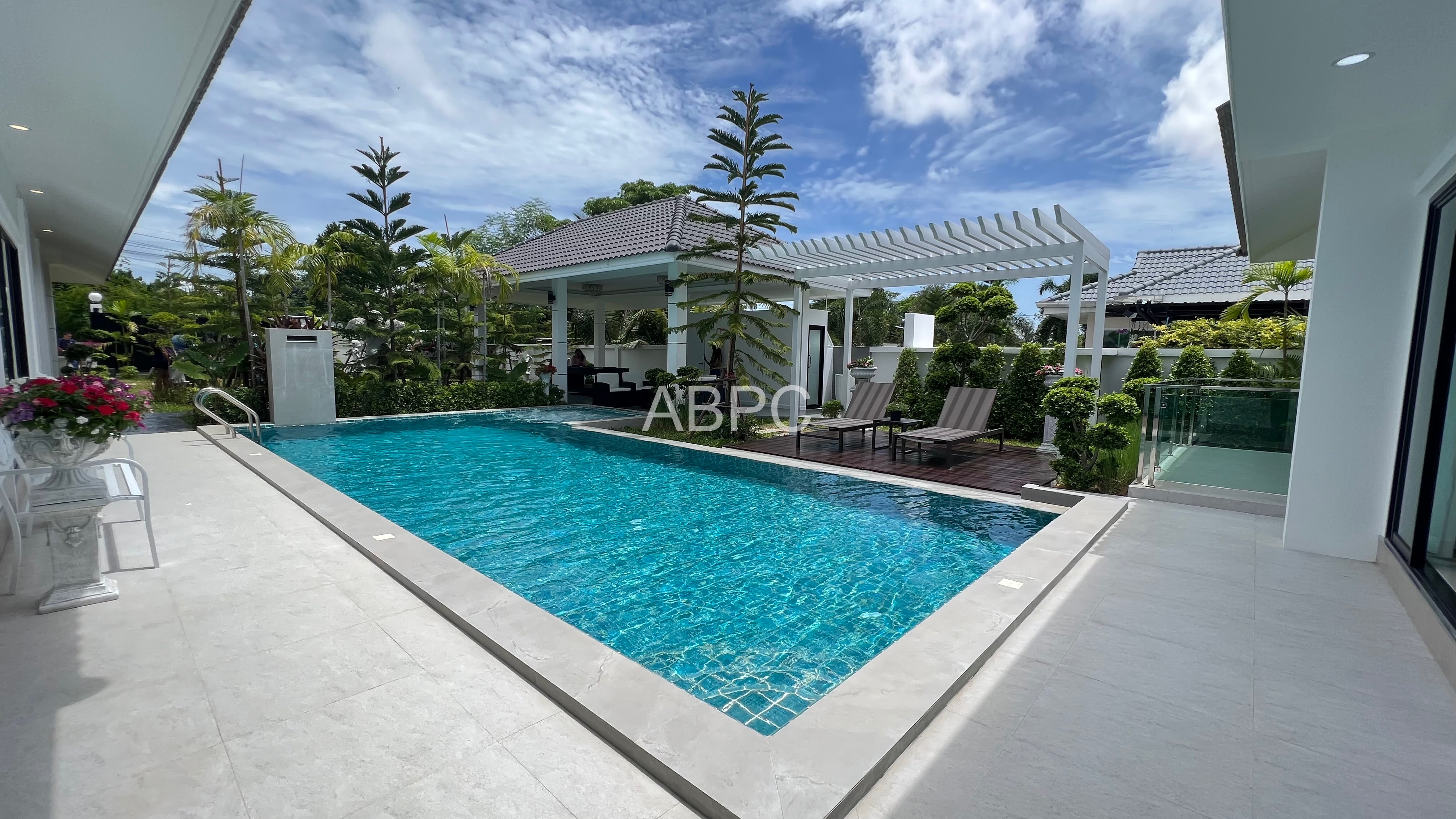 6 Bedrooms 8 Bathrooms Pool Villa in East Pattaya