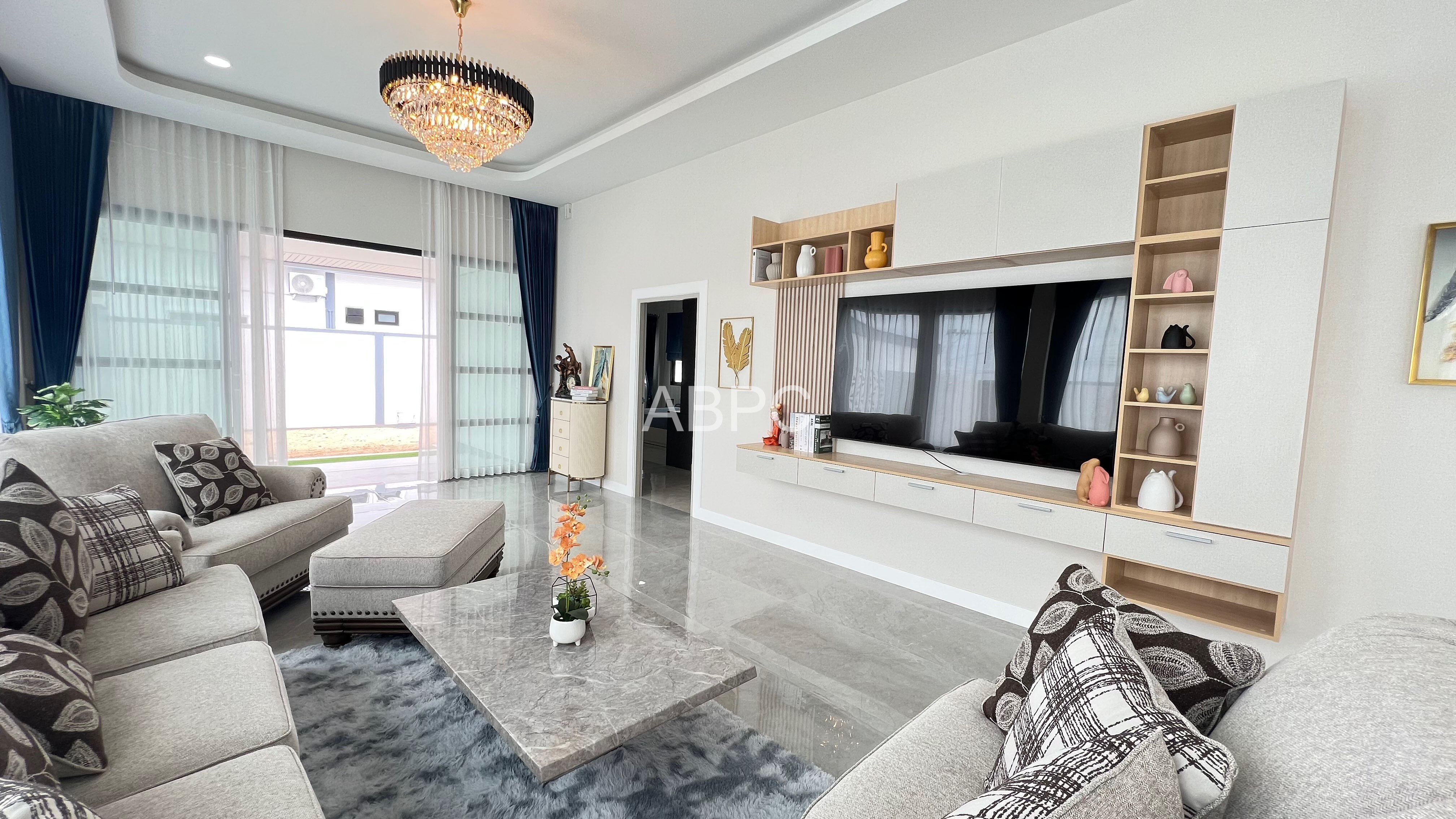 4 Bedrooms 5 Bathrooms Pool Villa in East Pattaya