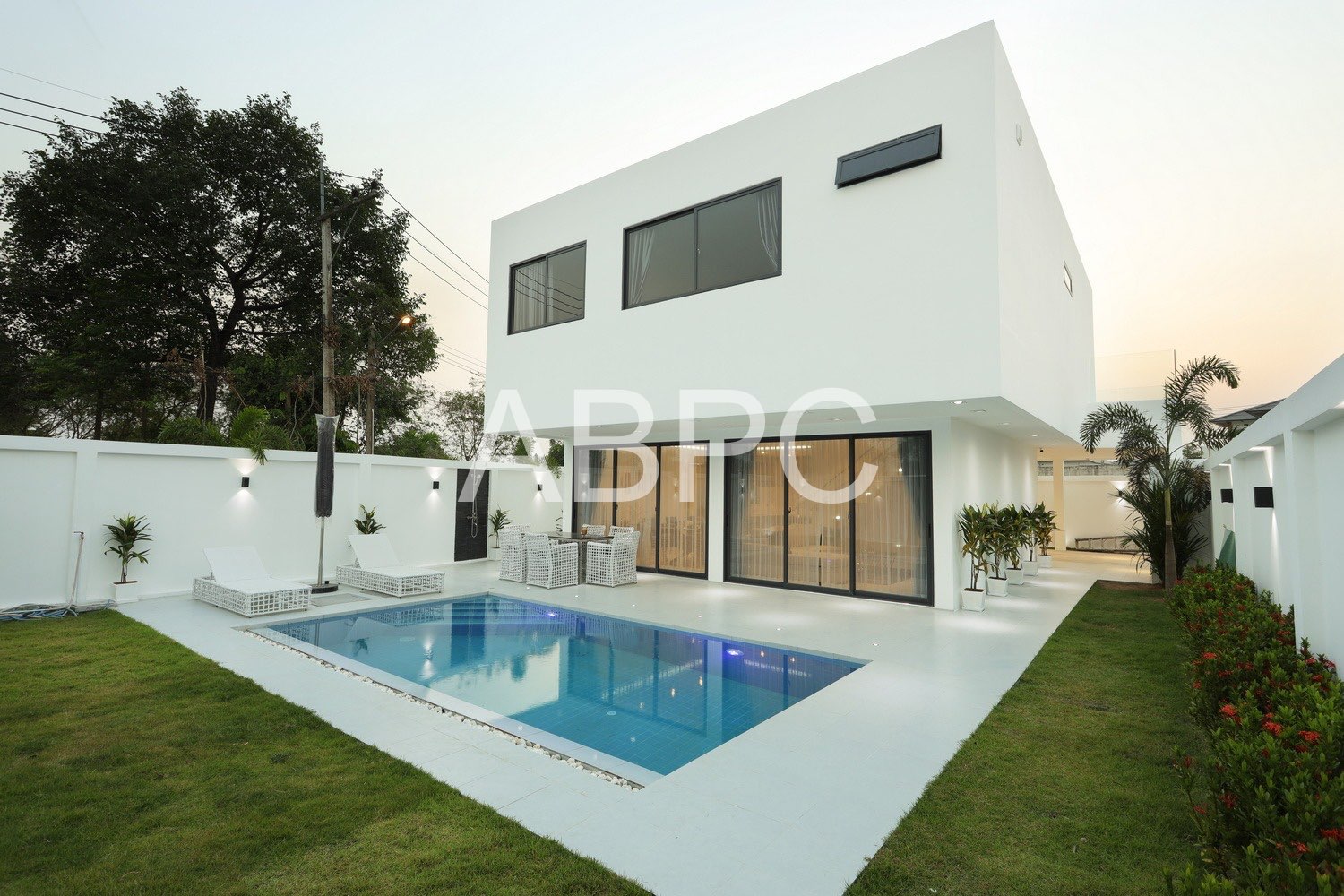 Modern Luxury 4 Bedroom 4 Bathroom Pool Villa in Pratumnak For Sale