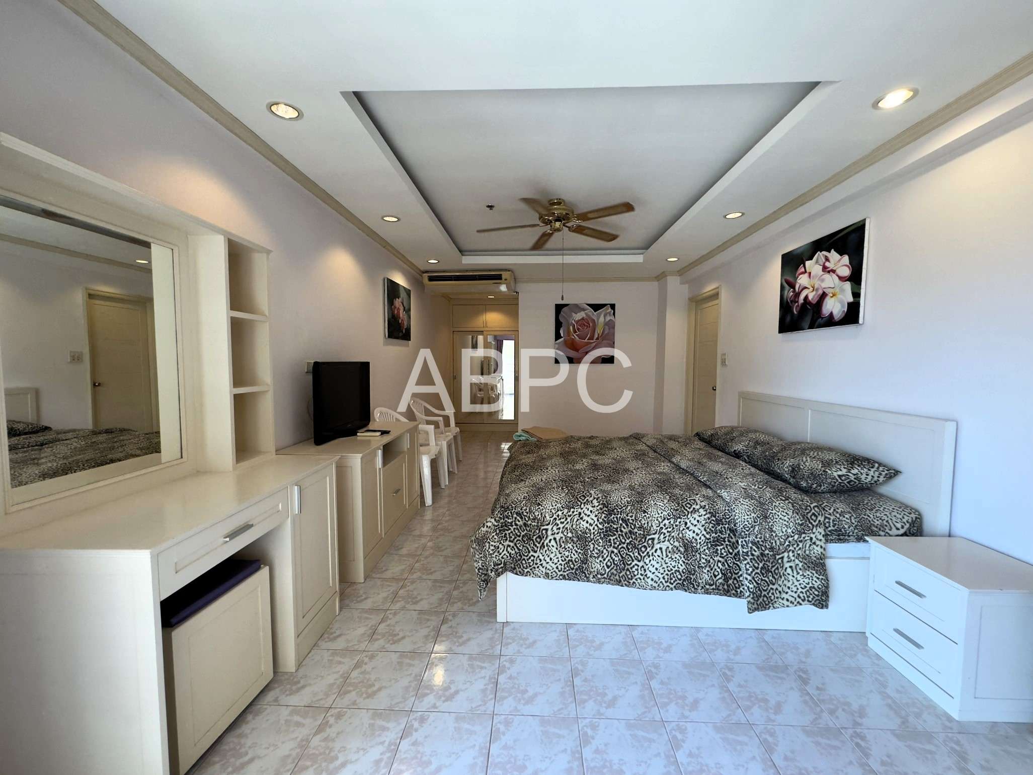 Large City View 1 Bed 2 Bath Condo In Jomtien