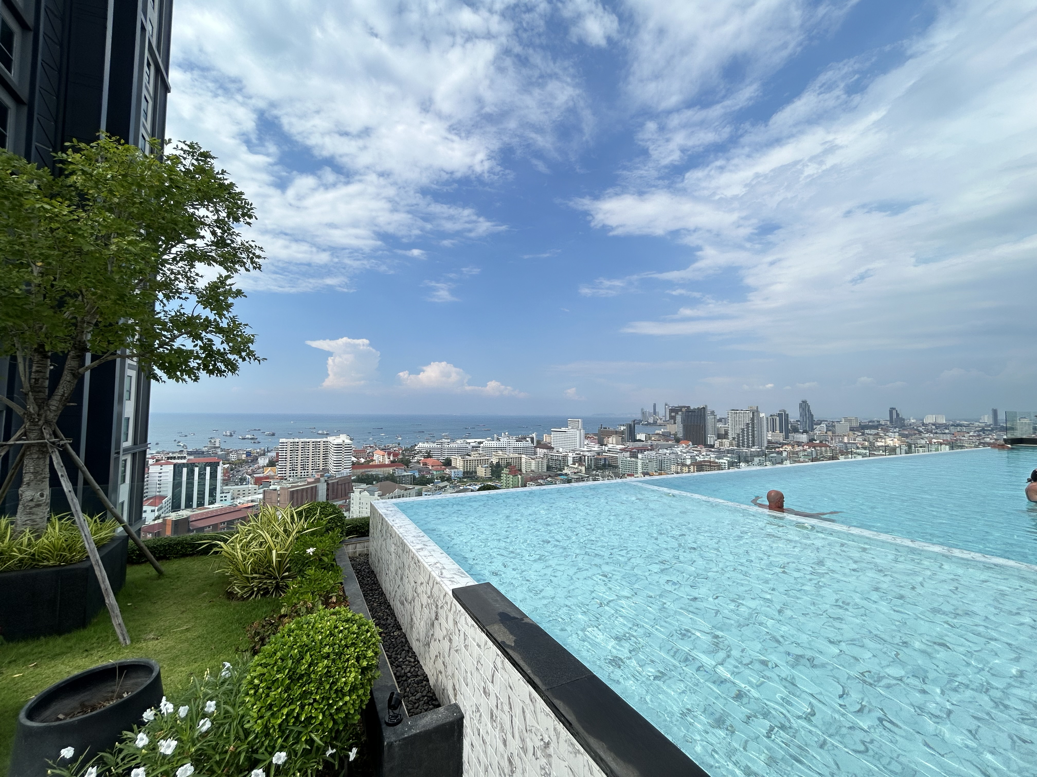 1 Bedroom Condo For Rent in Central Area photo 12