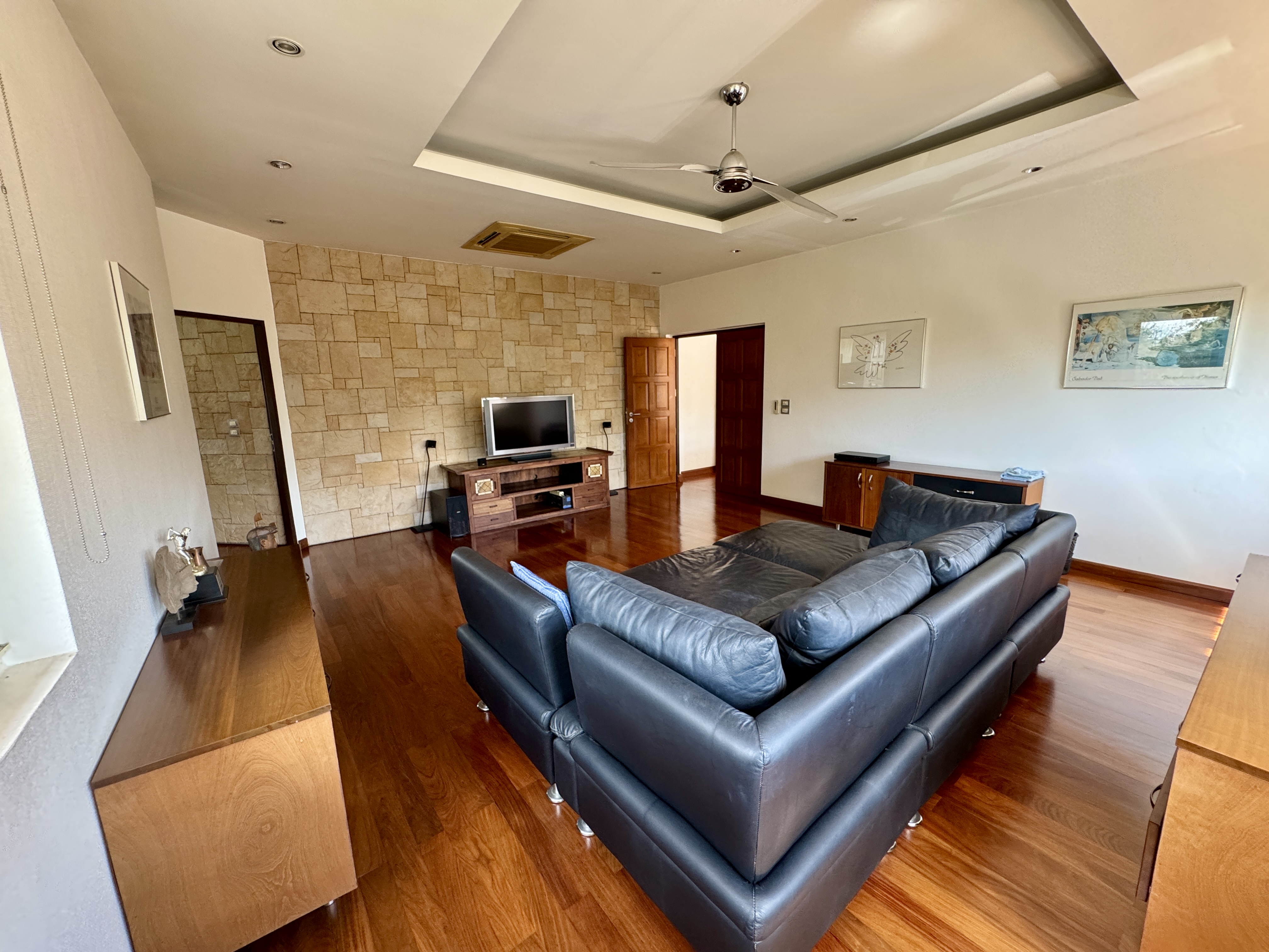5 Bedroom Luxury Golf Course Villa photo 14