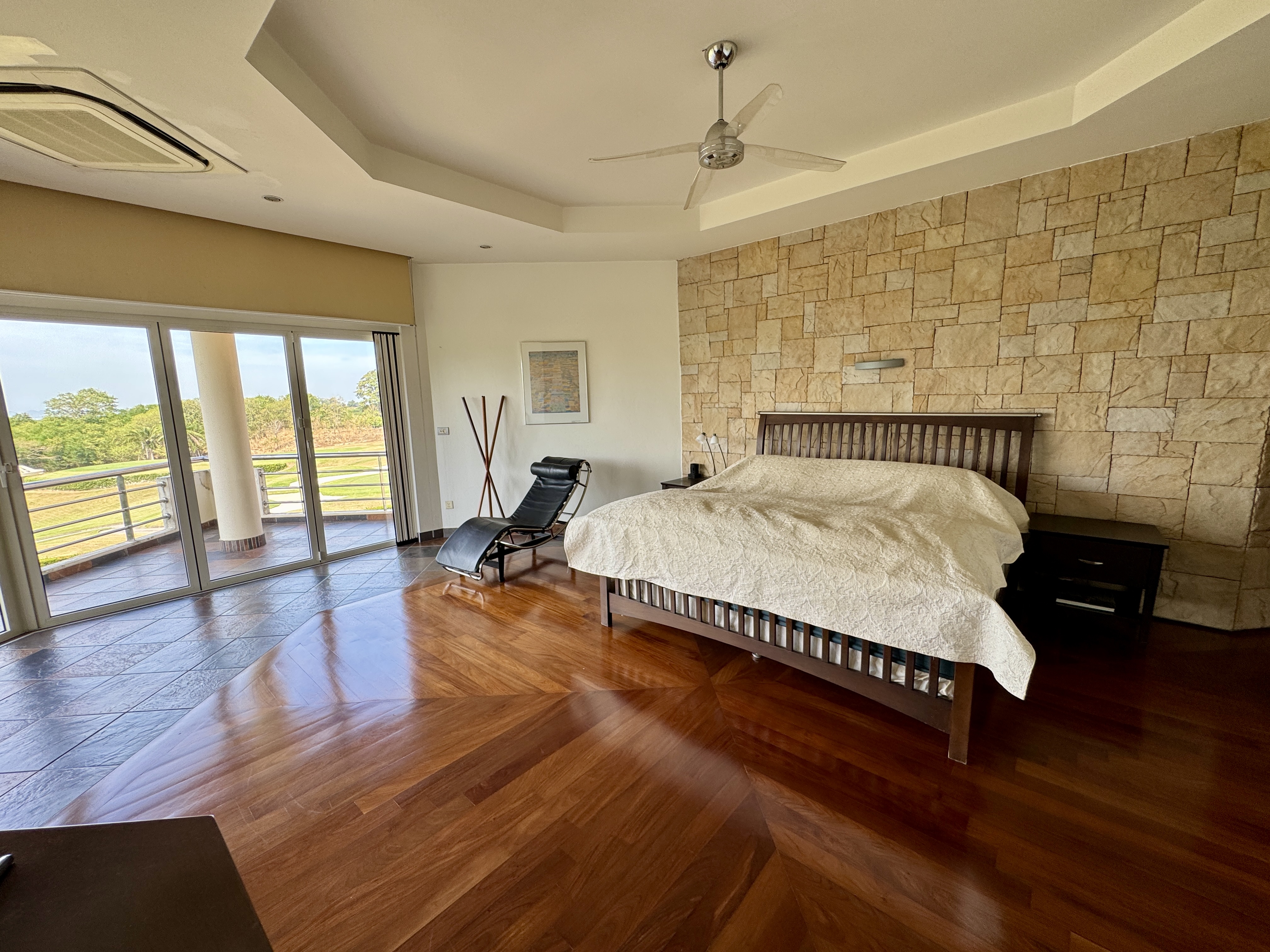 5 Bedroom Luxury Golf Course Villa photo 15