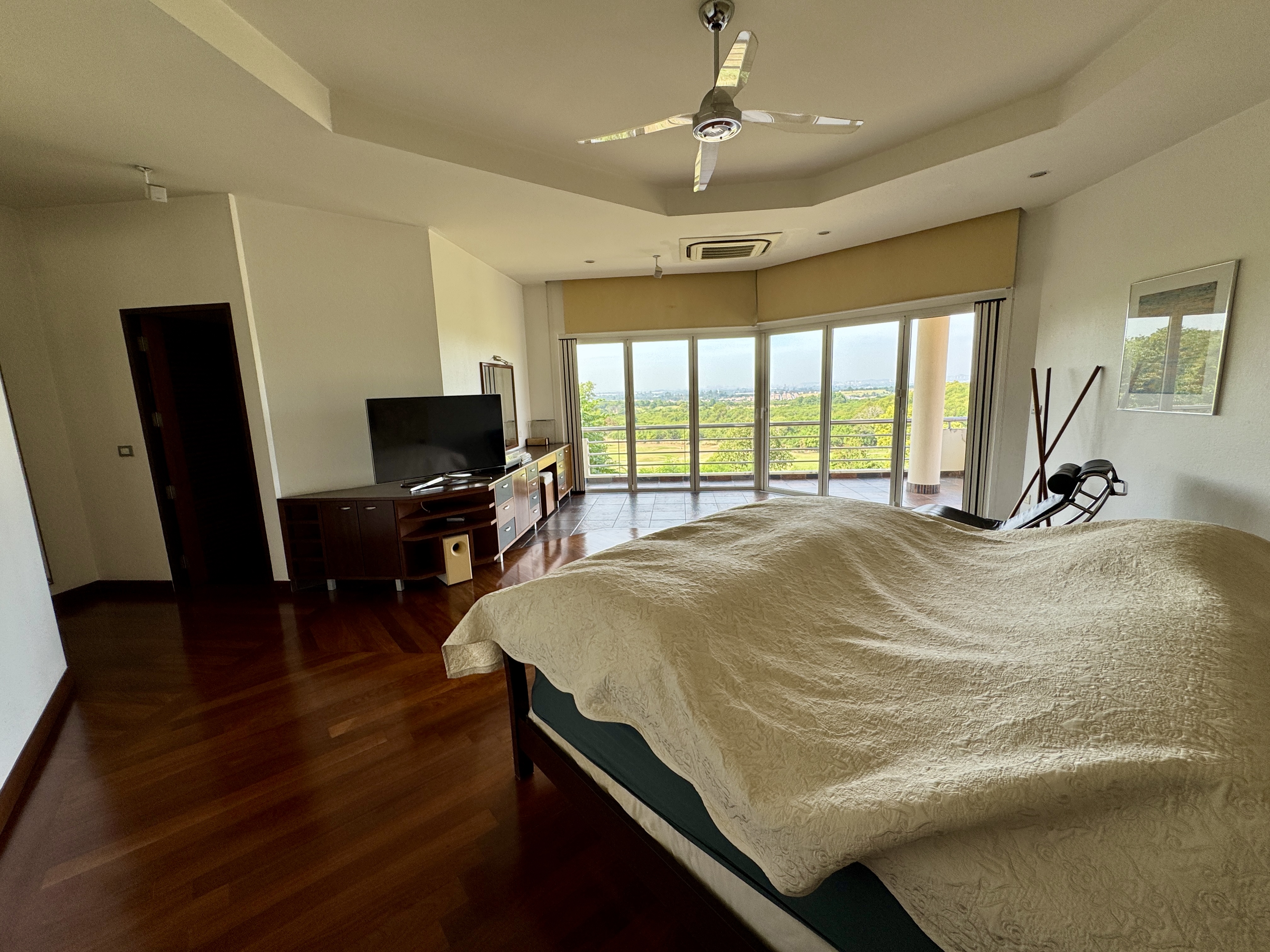 5 Bedroom Luxury Golf Course Villa photo 16