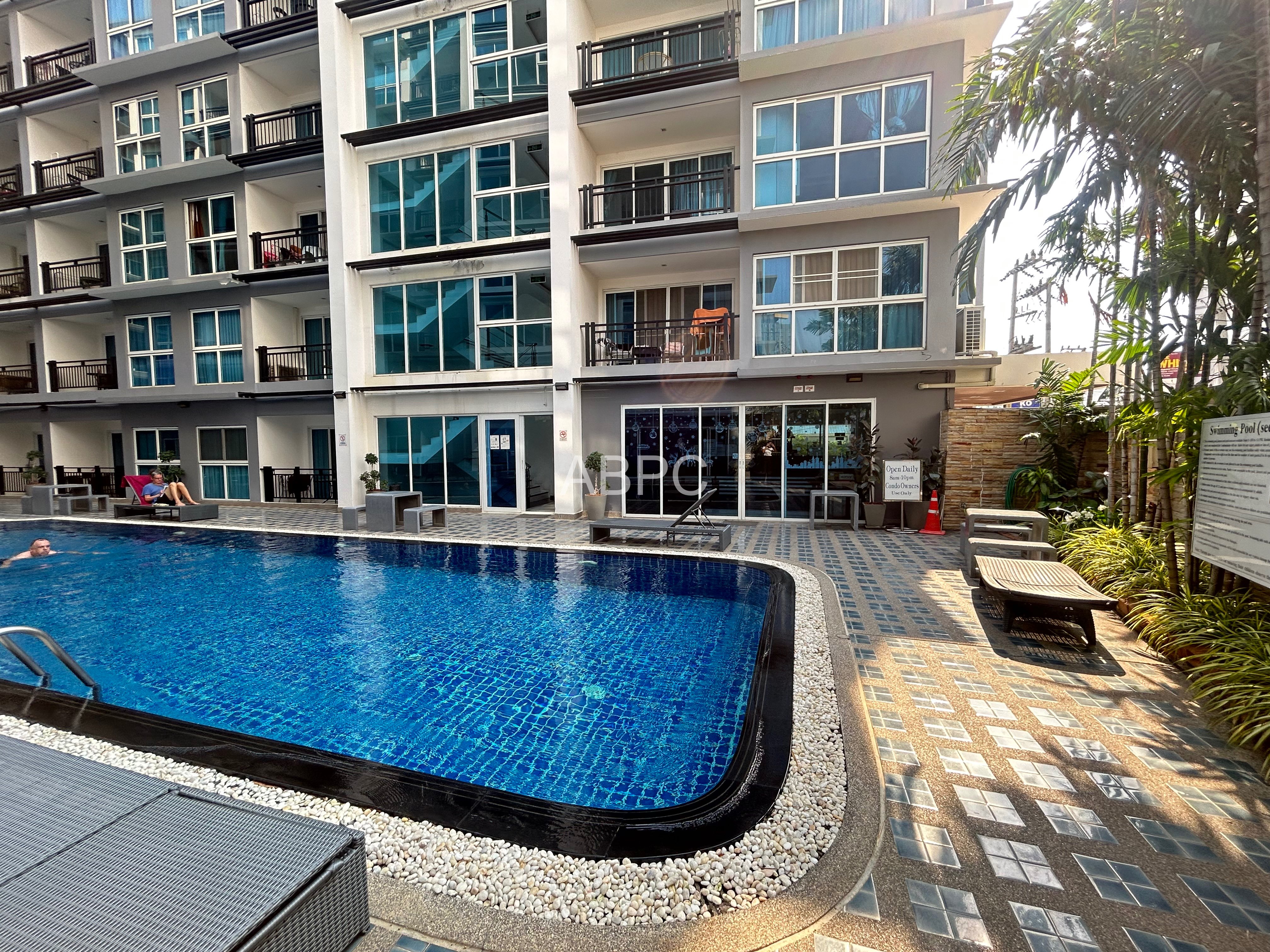Large 1 Bed 1 Bath Condo In Central Pattaya