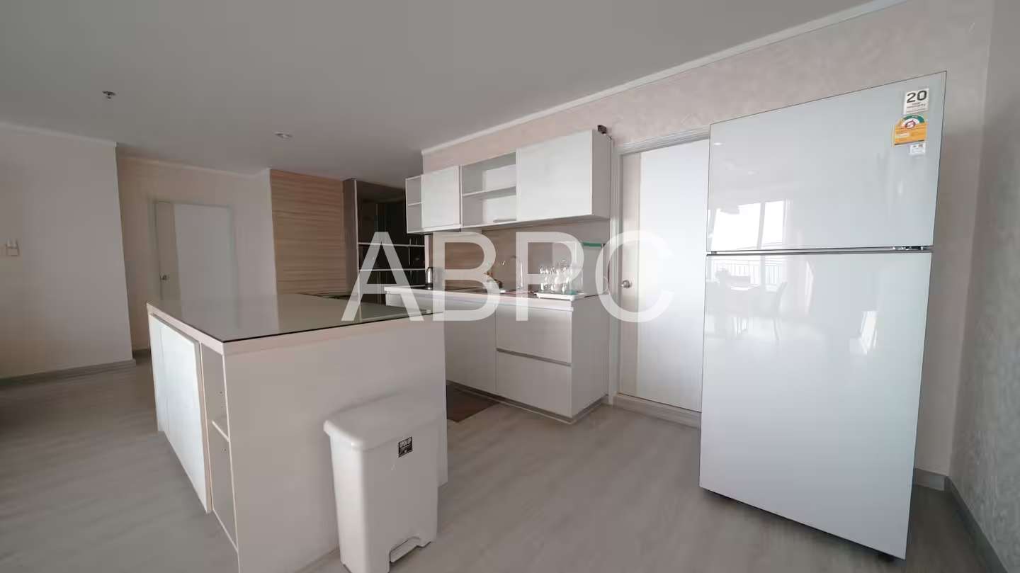 Front Facing Beachfront Ocean View 3 Bedroom 3 Bathroom Condo in Jomtien photo 9