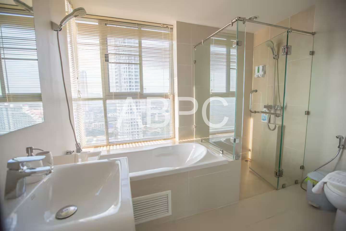 Front Facing Beachfront Ocean View 3 Bedroom 3 Bathroom Condo in Jomtien photo 6