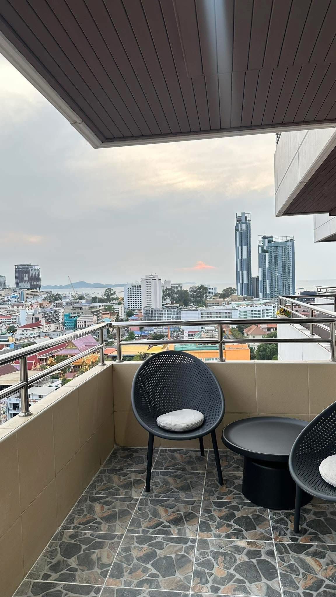 Large 1 Bedroom with Seaview for Sale in Central Pattaya