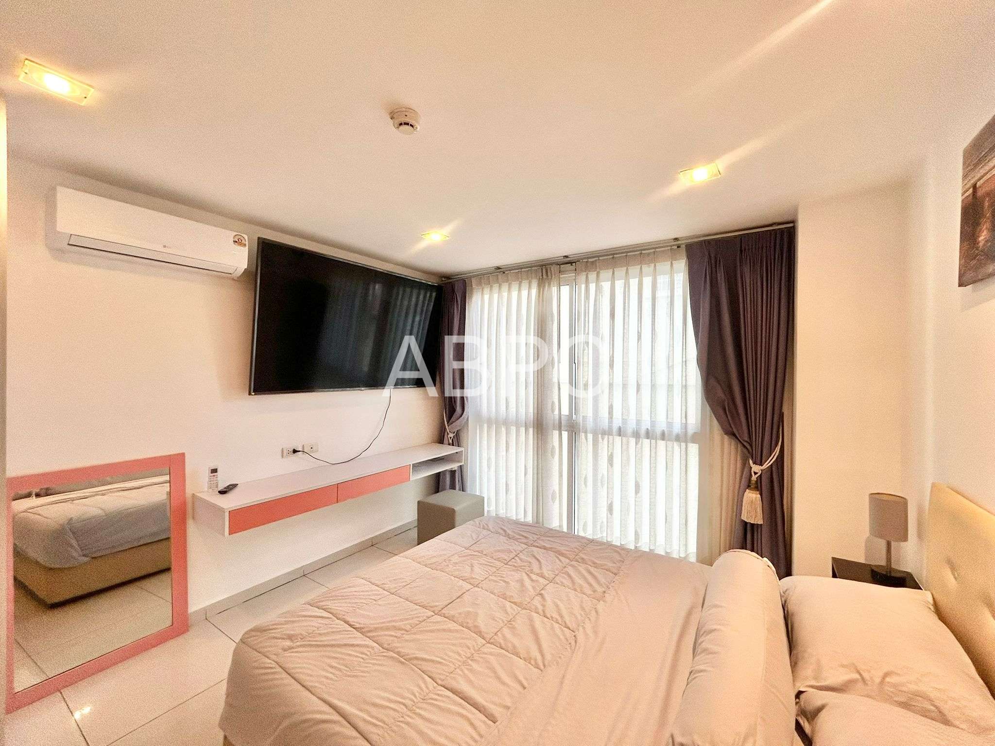 Large 1 Bed 1 Bath Condo In Pratumnak